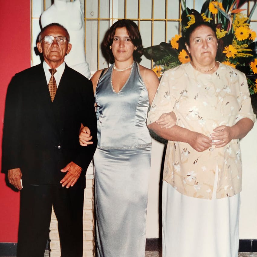 Cintia con sus padres en su fiesta de graduación del curso técnico. 1997.