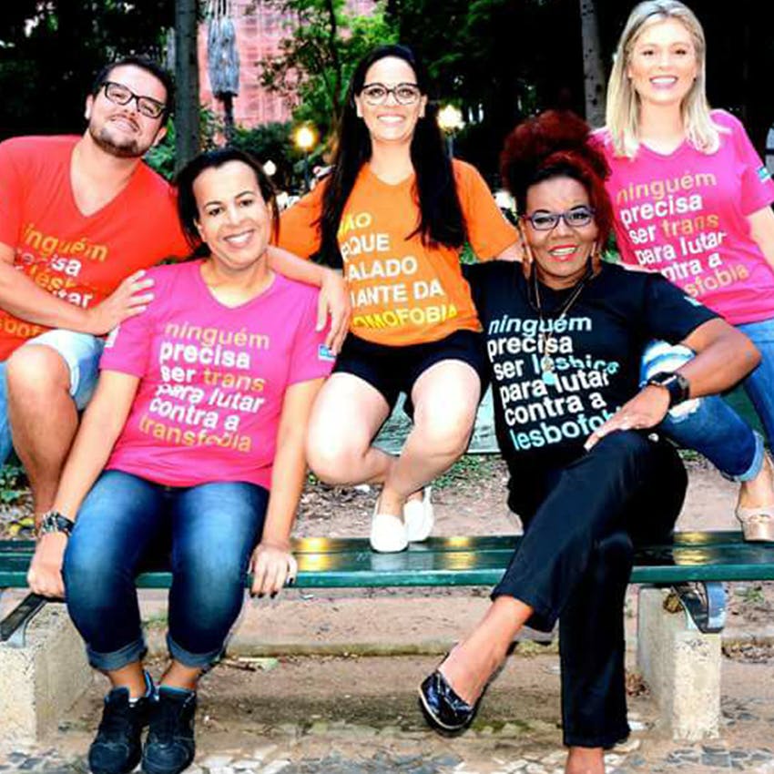 Evelyn (de ropa rosada, a la izquierda), al lado de otras voces activas de la comunidad LGBTQIA+ gaucha, durante acción que promovió la Coordinadoria Especial de Diversidad Sexual. Porto Alegre, 2015.