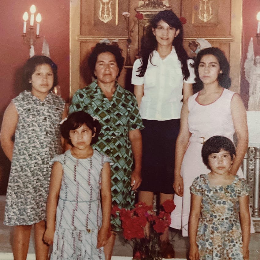 Familia de Kelly en una iglesia en Asunción, Paraguay, en la década de 1970.