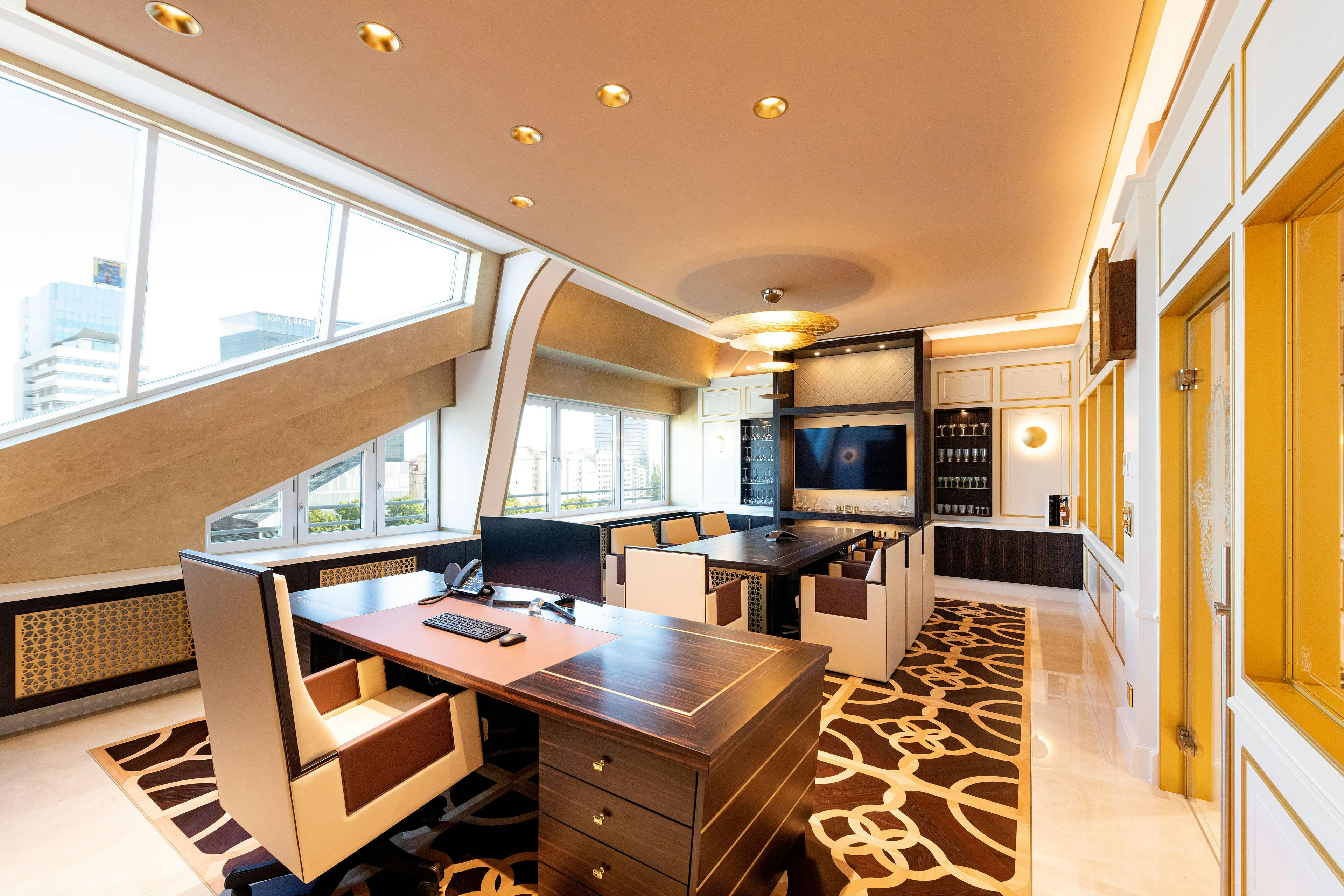 Luxuriöses Büro und Besprechungsraum mit goldenen Applikationen.