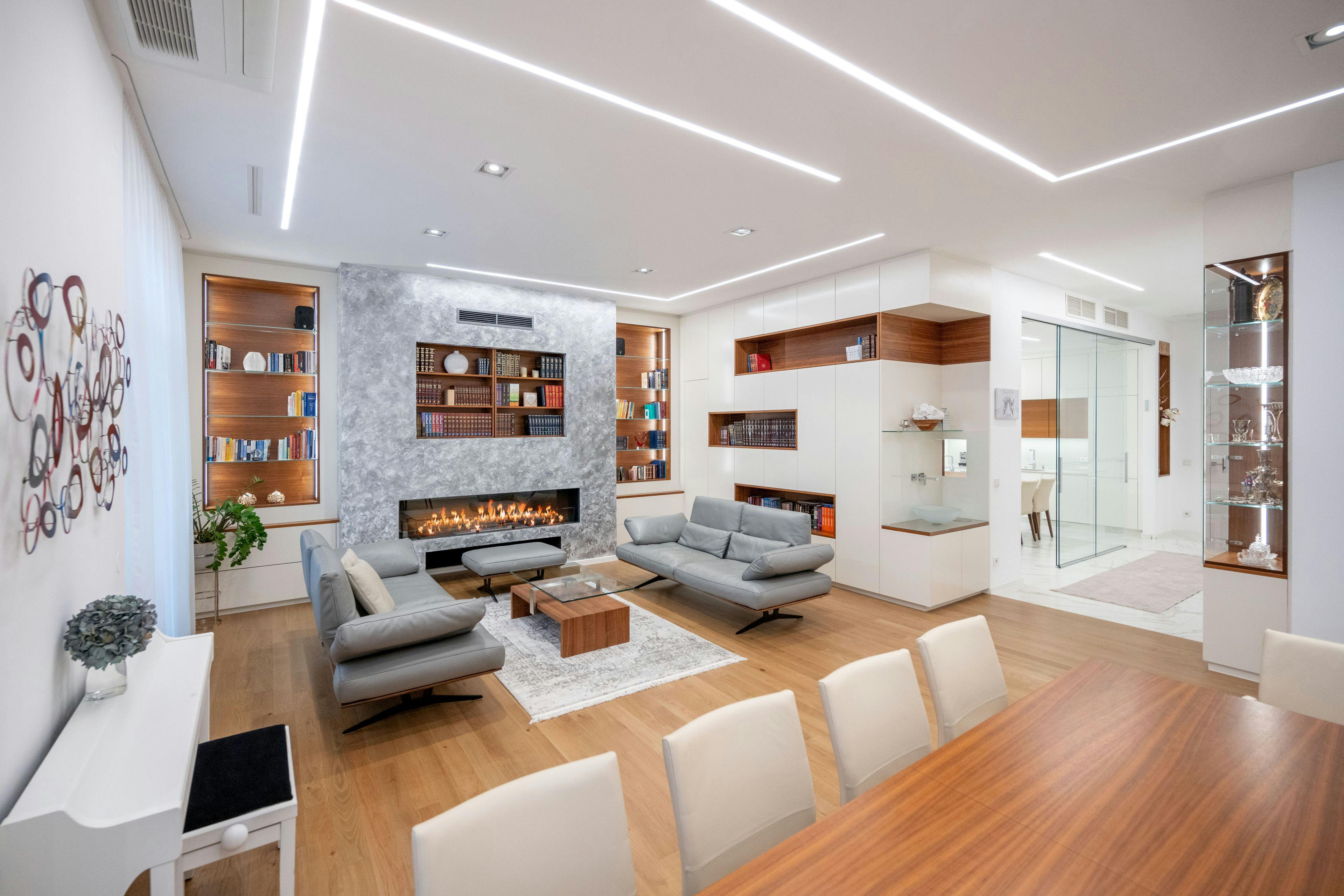 Ein modernes Wohn- und Speisezimmer in einer Wiener Altbauwohnung.