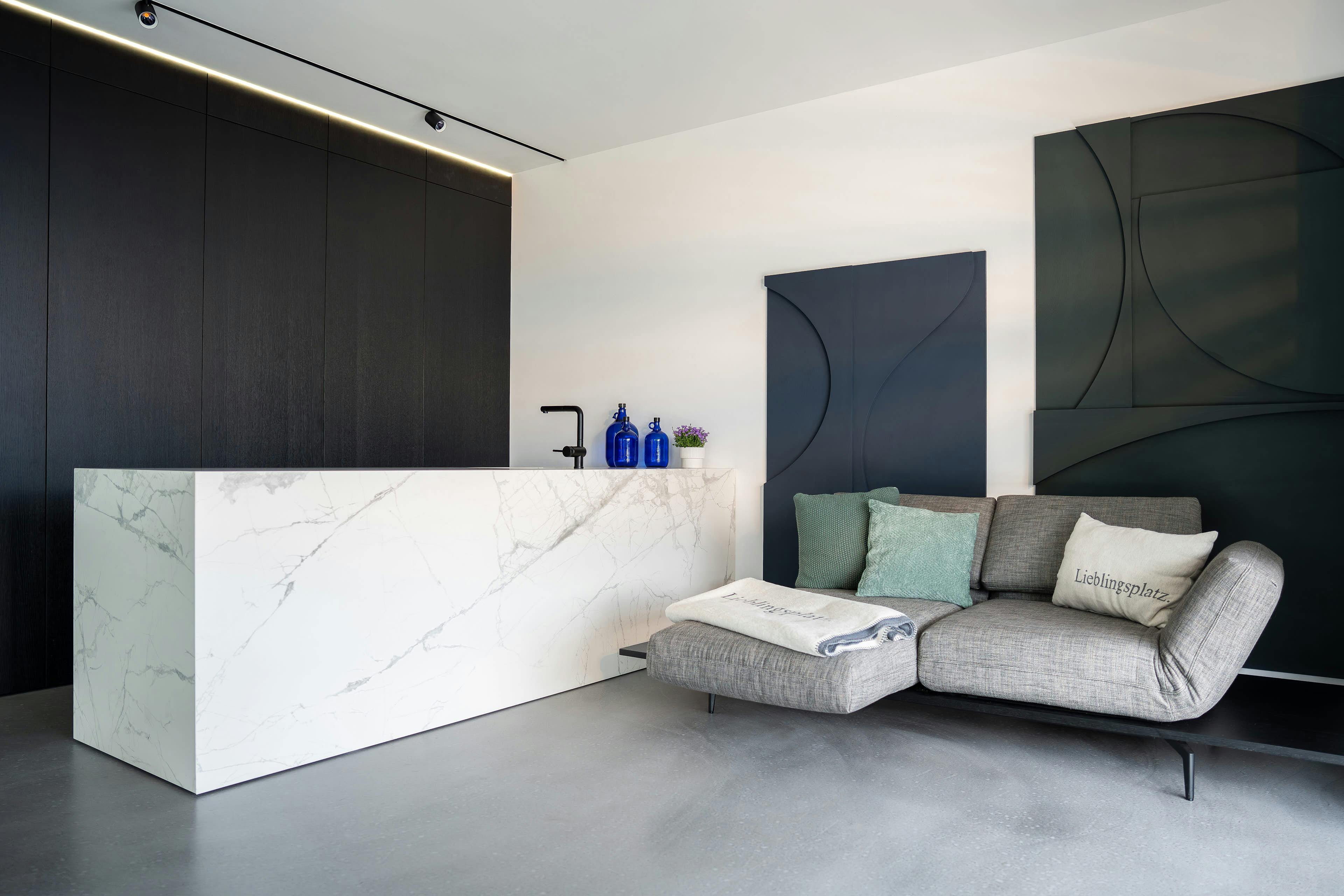 Eine topmoderne Küchenzeile in Steinoptik. 