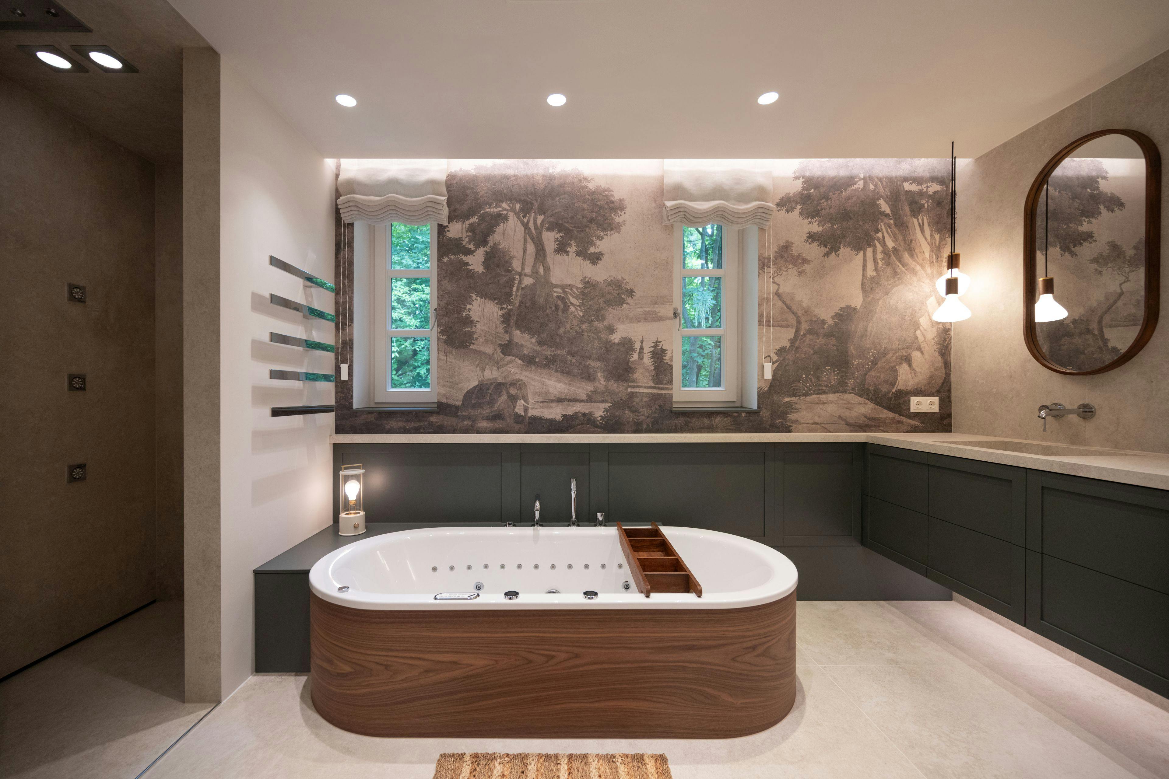 Modernes, luxuriöses Badezimmer mit holzfurnierter Badewande, Wandtapetten und großformatigen Natursteinplatten