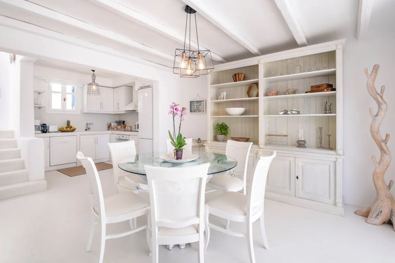 Kitchen w Dinner table