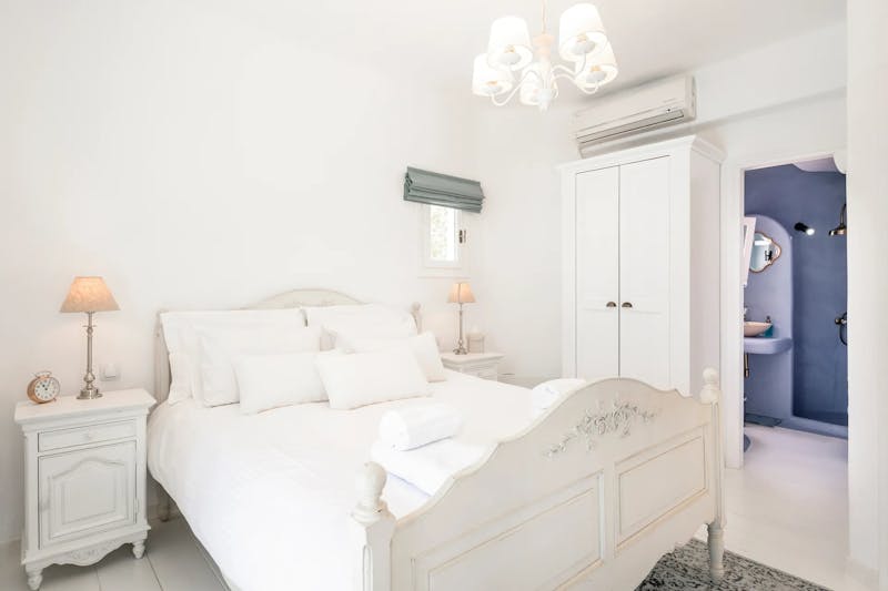 Bedroom 1 w en suite bathroom