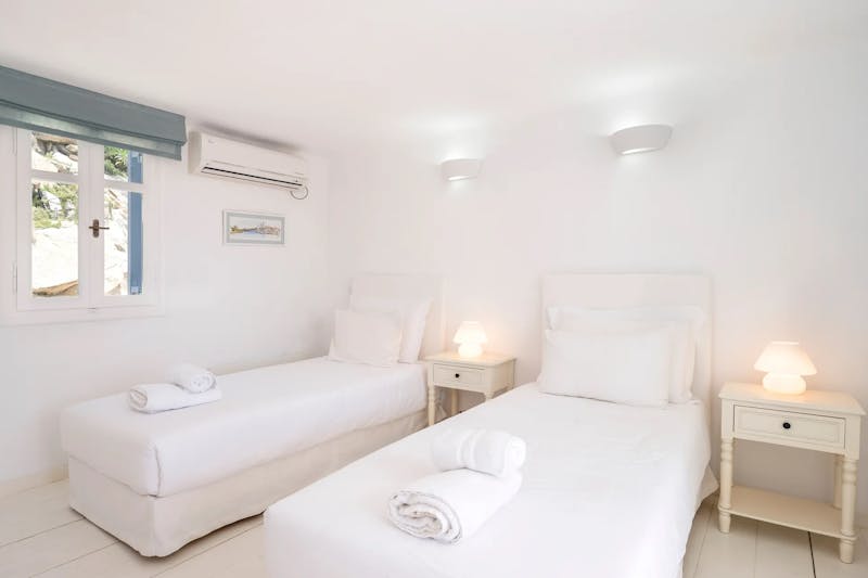 Bedroom 2 w en suite bathroom