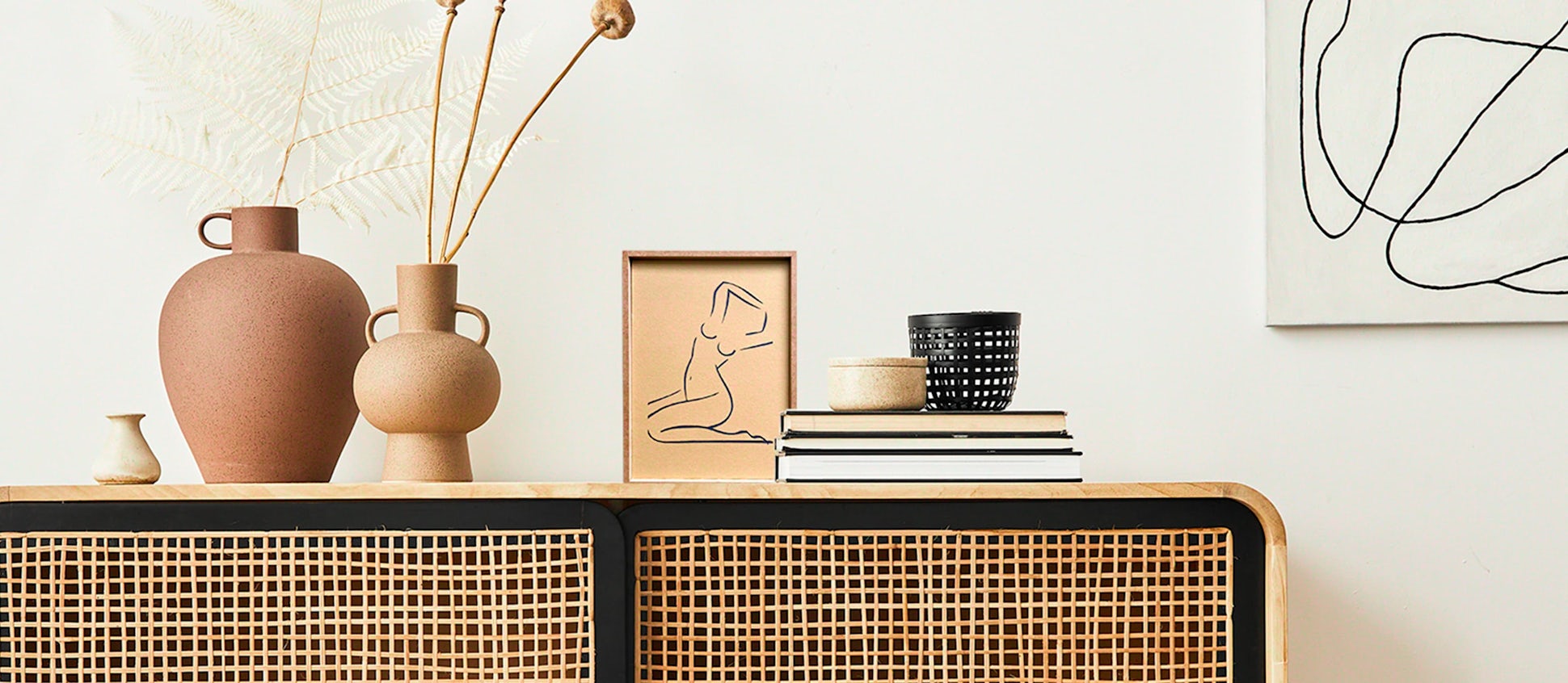 tableau parfait de la collection Paloma sur un meuble en bois avec une décoration minimal