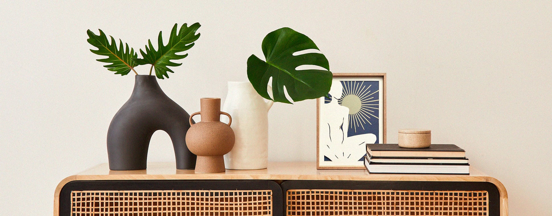 un meuble de style scandinave avec des décorations d'intérieur et le tableau parfait