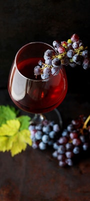 copa de vino con decorada con uvas alrededor