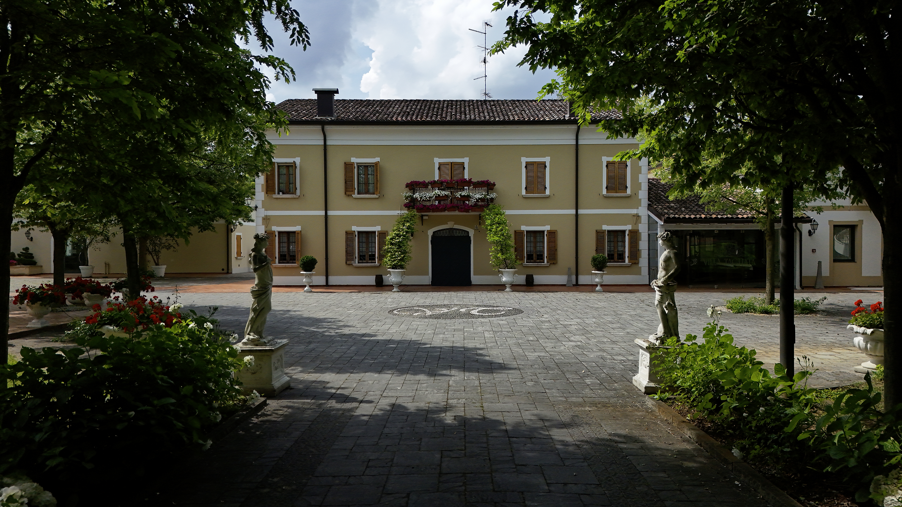 Villa Tagliata è una location storica di Mirandola dove si celebrano matrimoni, cene con prodotti tipici e serate di gala tra imprenditori. Un luogo che vive di energia e che ora, quell’energia, la produce anche da sé.