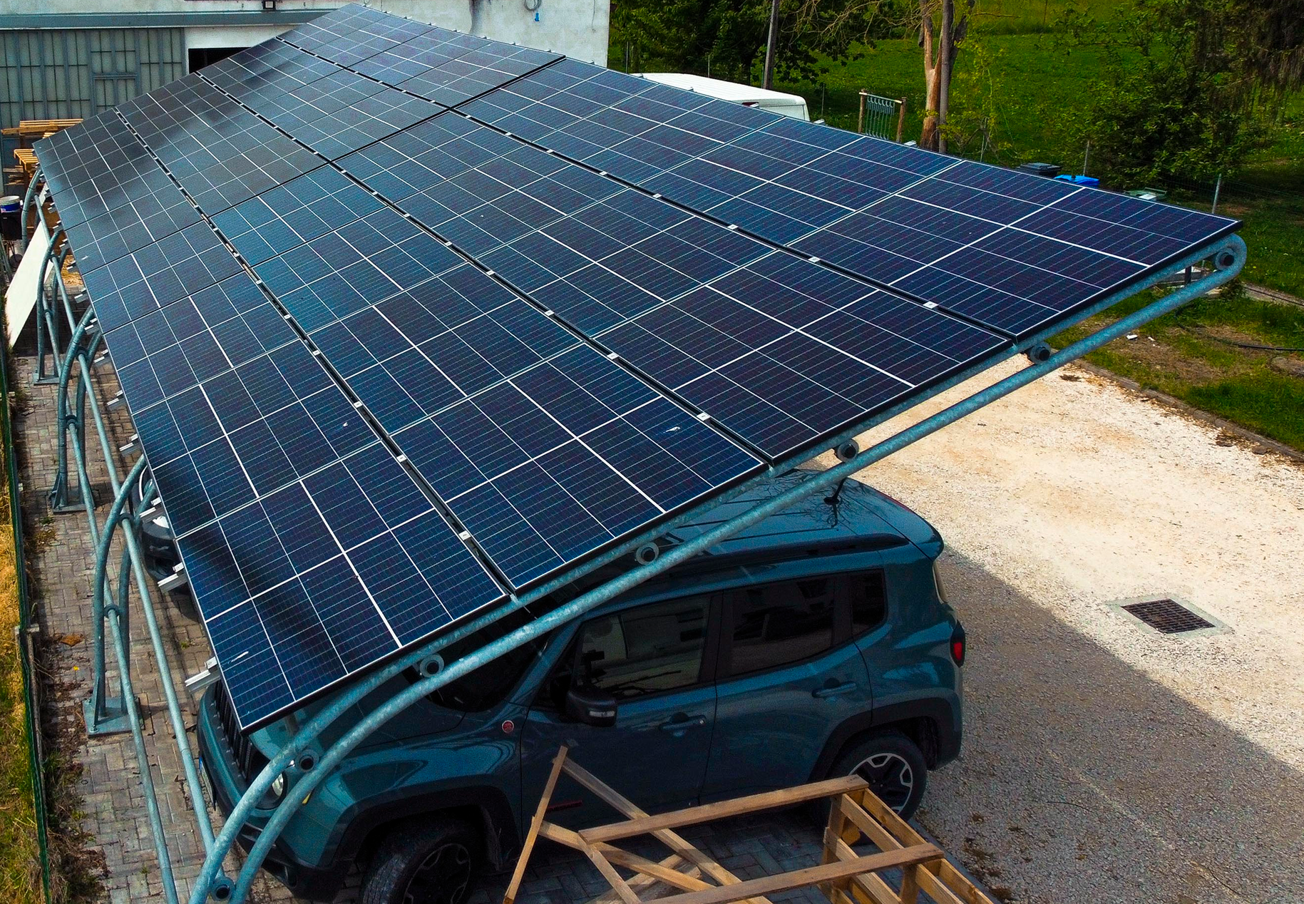 La Regione Emilia-Romagna ha aperto un bando dedicato alla realizzazione di impianti fotovoltaici su pensiline a copertura di parcheggi, esistenti o nuovi, su aree già impermeabilizzate.