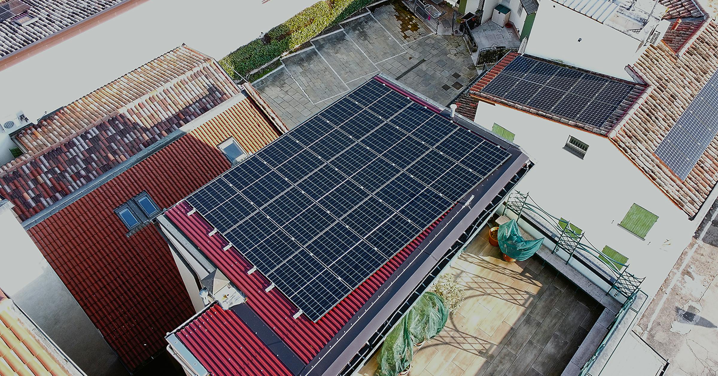 Nel centro di Mirandola, due abitazioni distinte avevano un obiettivo comune: ridurre i costi energetici e adottare una soluzione sostenibile senza compromessi sulla qualità.
Virides ha progettato e installato un impianto su misura, personalizzato per ciascuna casa, ottimizzando produzione e autoconsumo.