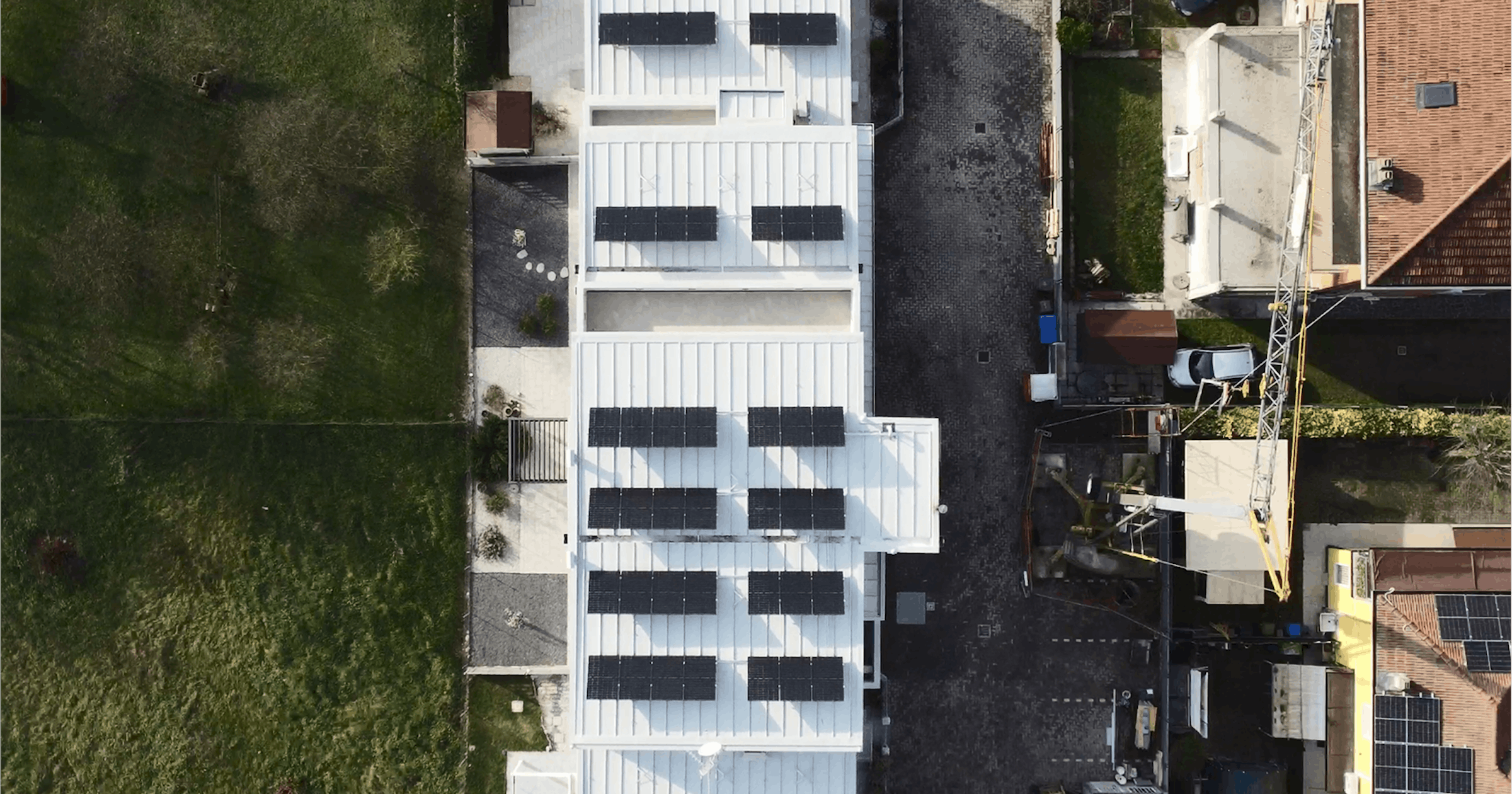 Dopo un'attenta analisi tecnica e progettuale, abbiamo installato un impianto composto da 42 moduli fotovoltaici Omnispower da 430 Wp, suddivisi in modo che ogni abitazione ricevesse sette moduli, per una potenza individuale di 3,01 kWp.