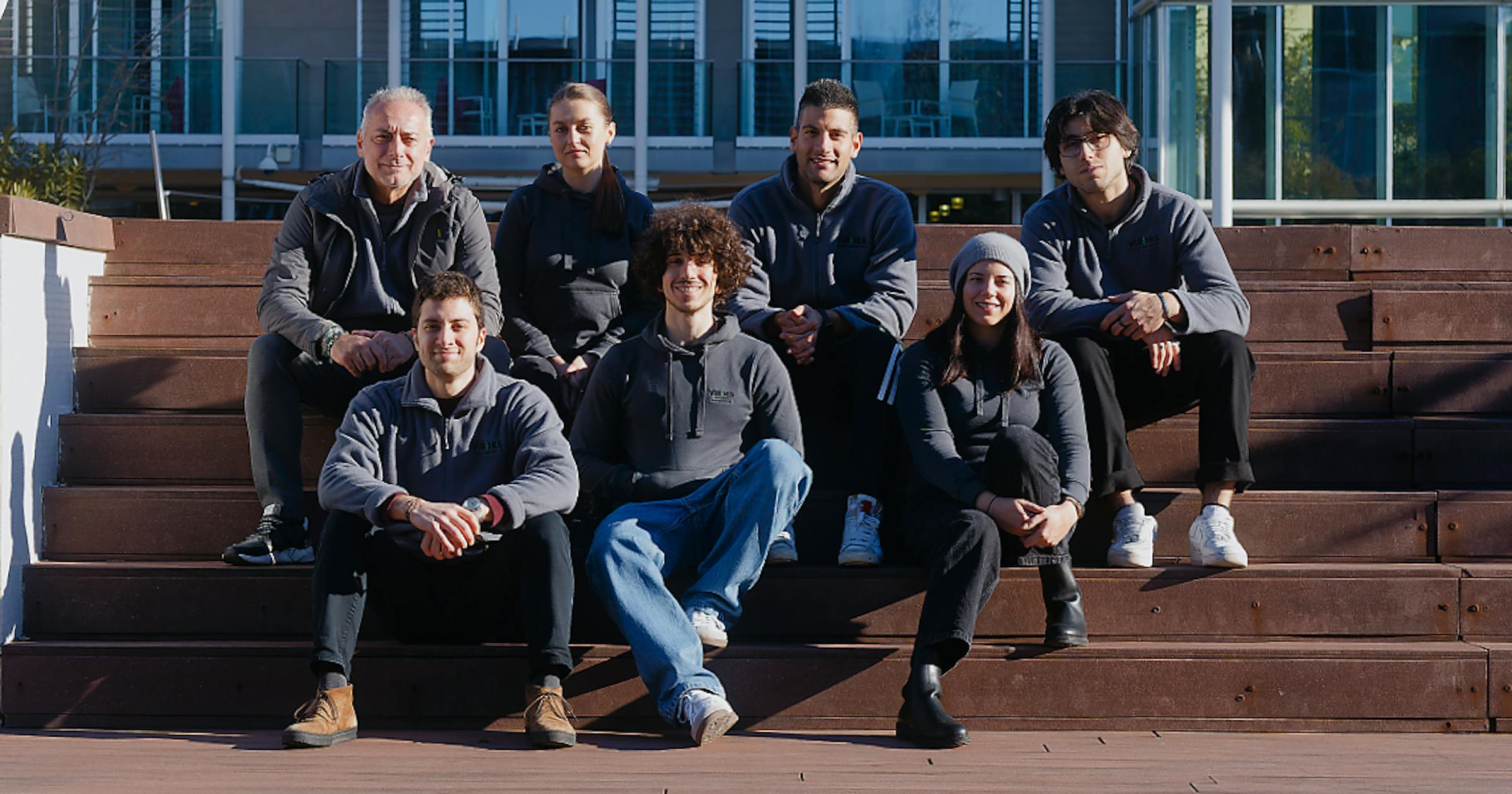 Scopri il team Virides, che con passione e dedizione si impegna ogni giorno nella risoluzione tempestiva delle problematiche dei nostri clienti. Contatta i nostri esperti per trovare la soluzione più adatta per la tua abitazione o la tua azienda e inizia a risparmiare grazie alle energie rinnovabili.