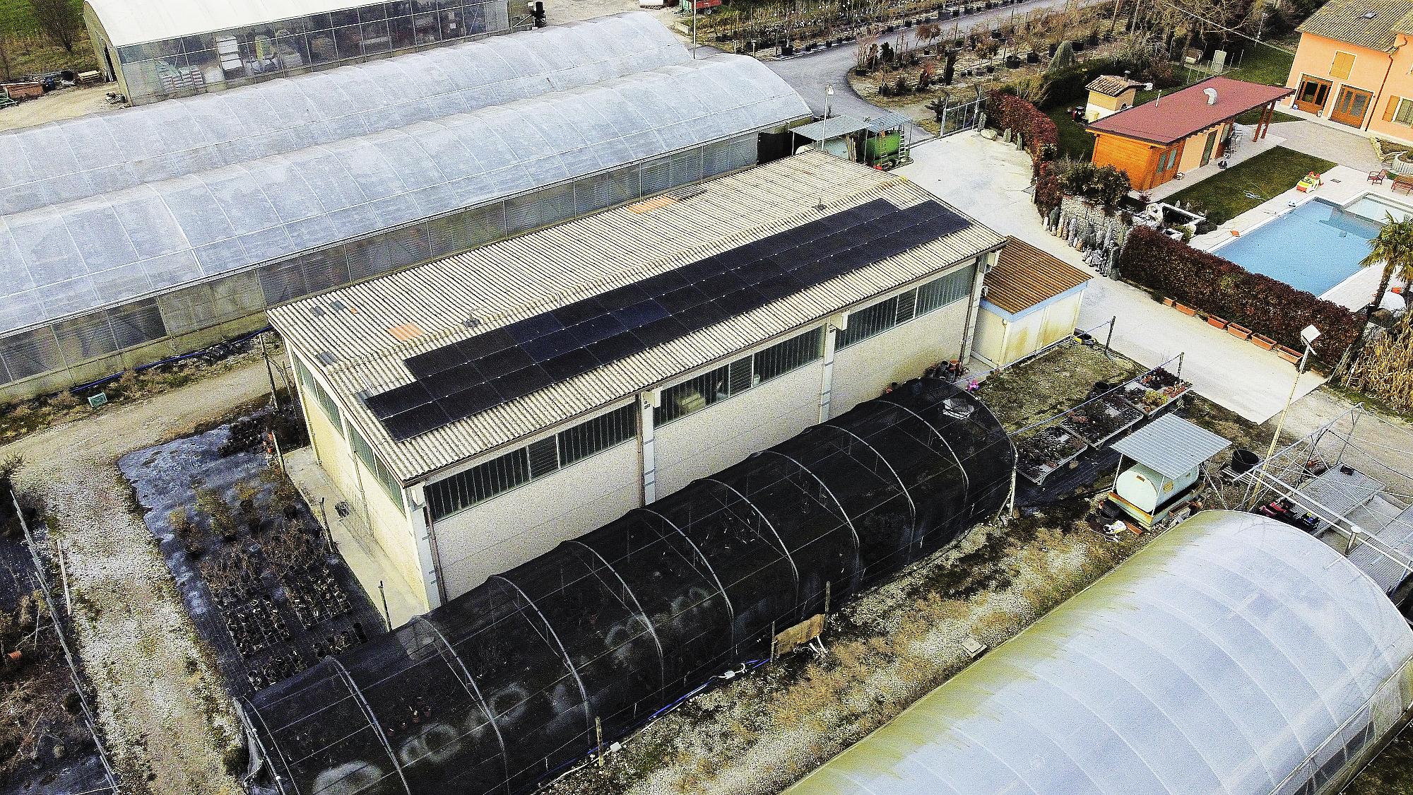 Impianto agrisolare da 17 kWp per l’azienda agricola Il Giardiniere: energia pulita per serra e mezzi agricoli, sistema di accumulo da 40 kWh e riduzione di 11,82 ton CO2/anno. Sostenibilità ed efficienza su misura.