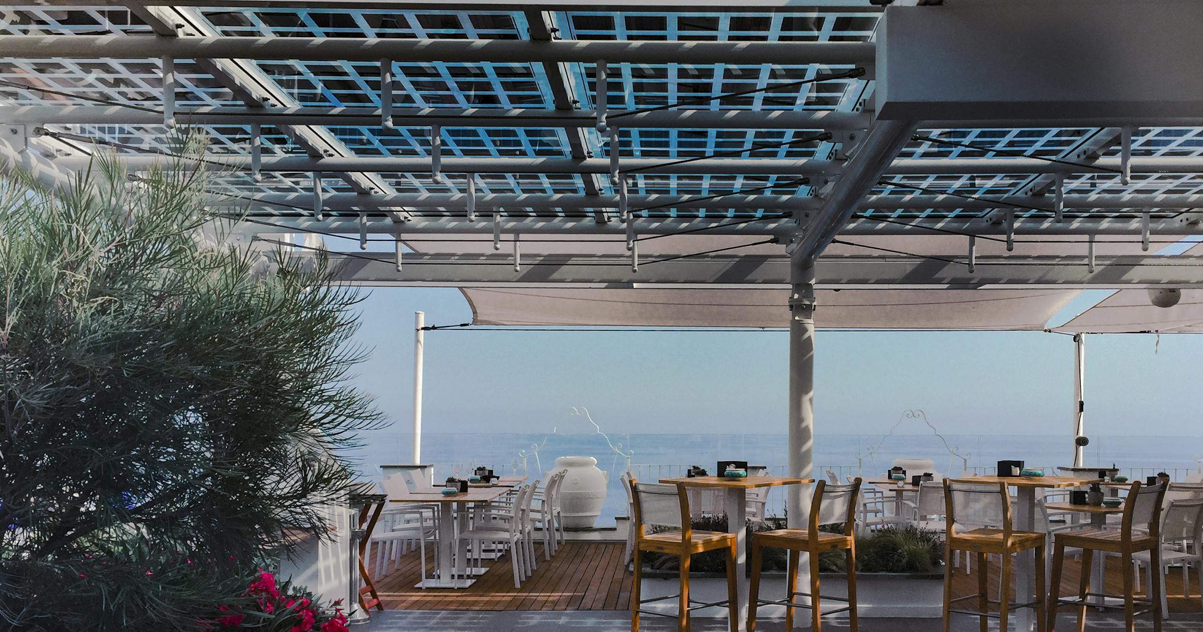 La copertura fotovoltaica installata è vetrata e trasparente, ed è stata realizzata sul rooftop dell’hotel integrando un vetro anti UV con celle fotovoltaiche colorate di colore verde.