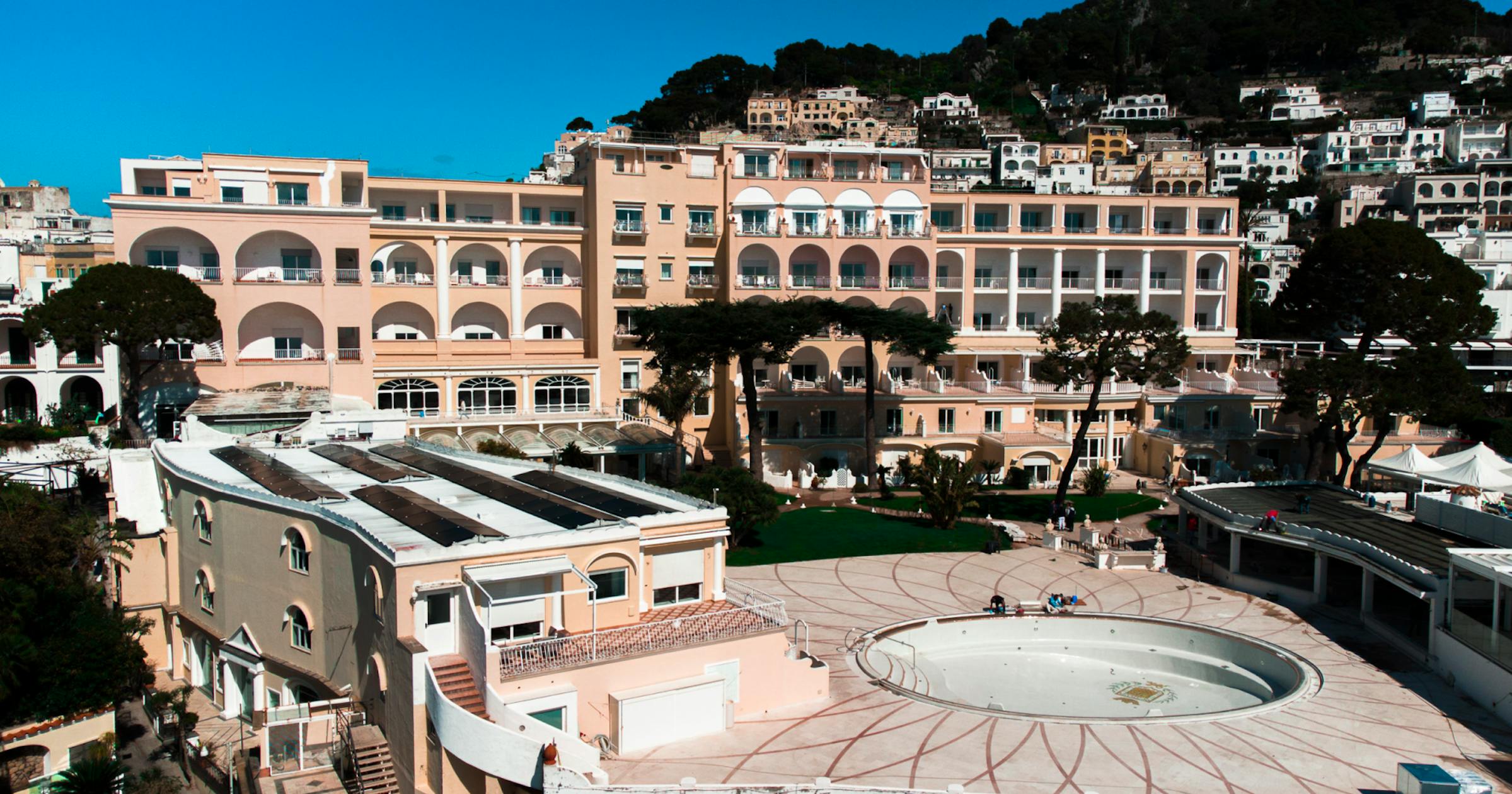 Grazie alla partnership con Virides, l'hotel ha installato un impianto fotovoltaico total black che garantisce efficienza energetica e un impatto visivo minimale, inserendosi in modo armonioso nel contesto della struttura.