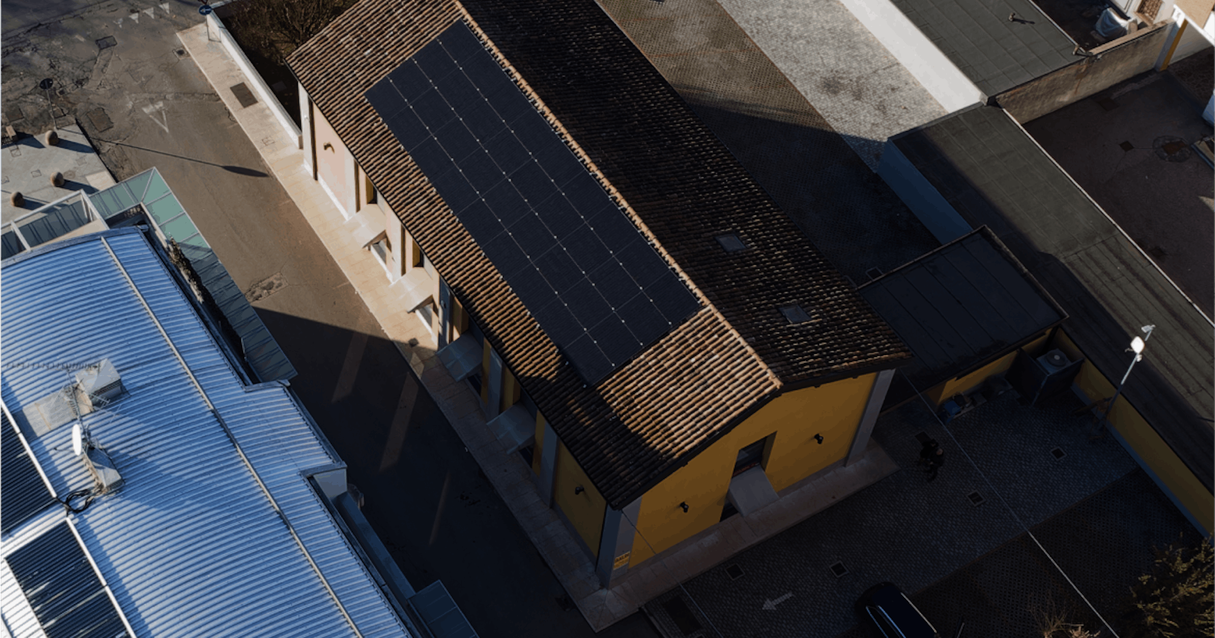 Abbiamo progettato ed installato un impianto fotovoltaico su misura per Gemelli abbigliamento, a Mirandola. Con una potenza di 15,48 kWp e una batteria da 30 kWh, il risparmio di CO2 è pari a 3,88 TEP / a.