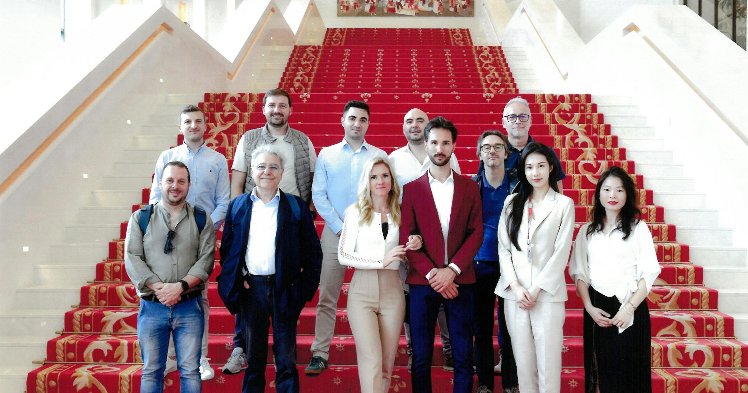 Durante un viaggio organizzato da Energia Italia, Simone ha avuto l’opportunità di immergersi nel cuore della tecnologia avanzata di Huawei e scoprire da vicino il futuro dell’energia rinnovabile.
