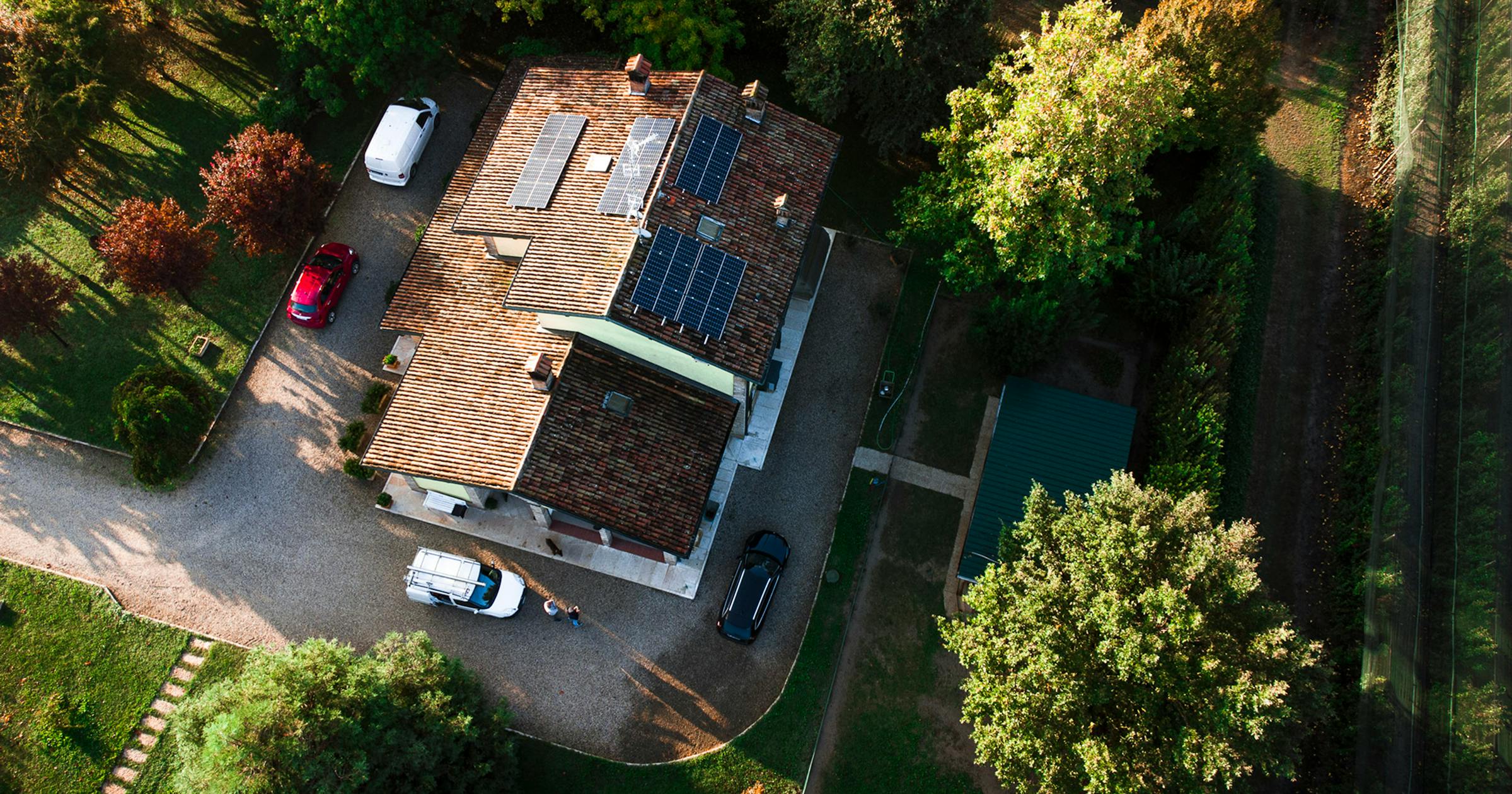 Nel cuore della campagna, circondata da alberi e silenzio, una casa ha fatto il passo decisivo verso l’indipendenza energetica. Tutto parte da un’analisi dettagliata dei consumi e una progettazione 3D su misura dell’edificio. Abbiamo studiato gli ombreggiamenti causati dalla vegetazione, simulato l’irradianza su ogni falda e scelto la posizione ottimale dei moduli per ottenere il massimo rendimento.