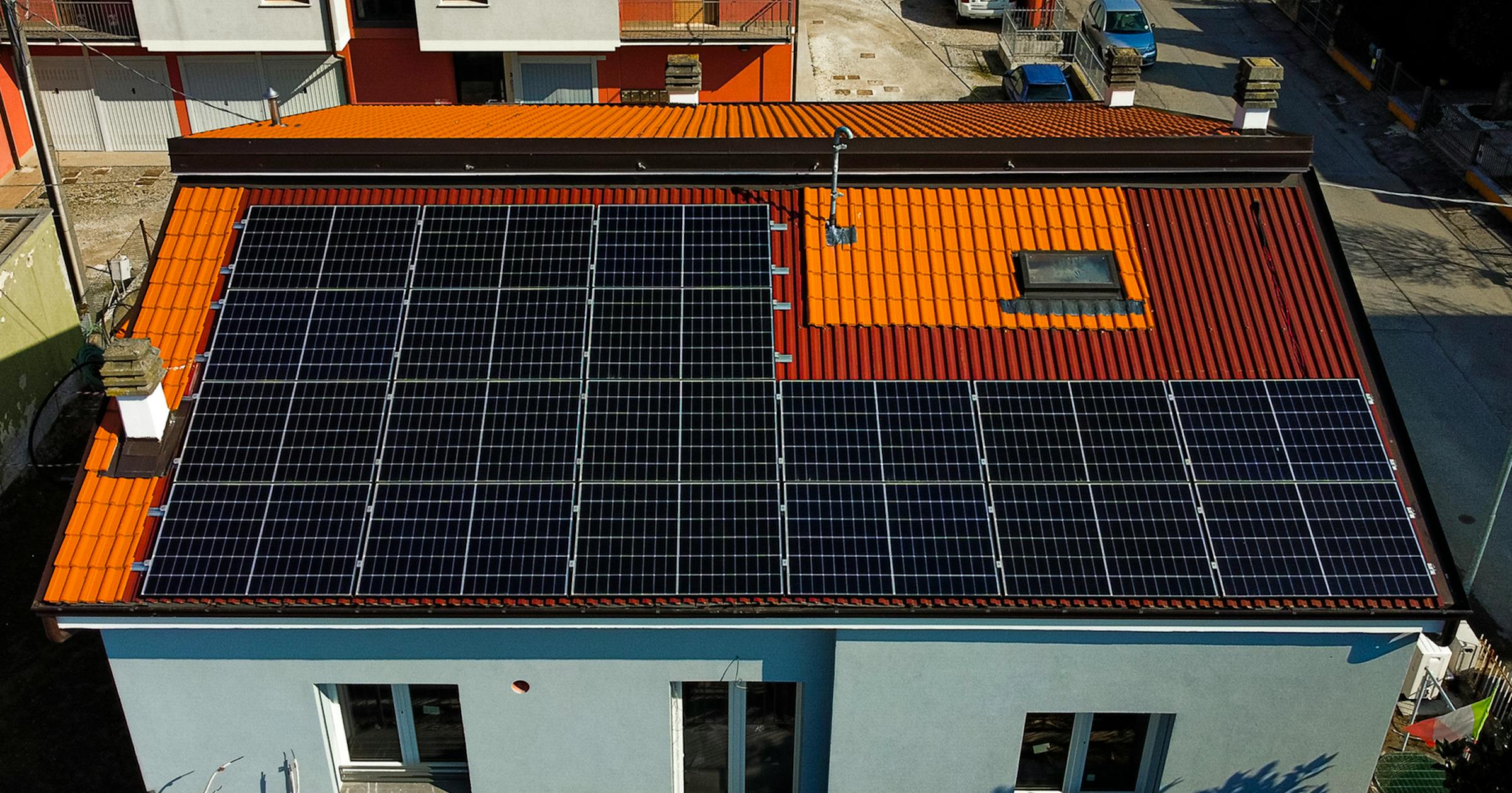 18 moduli da 400 Wp installati con cura e precisione, e un unico obiettivo: trasformare l’abitazione in una centrale di produzione energetica sostenibile. Un’altra realizzazione firmata Virides, pensata per massimizzare resa e affidabilità nel tempo, senza vincoli di marca o soluzioni standard.