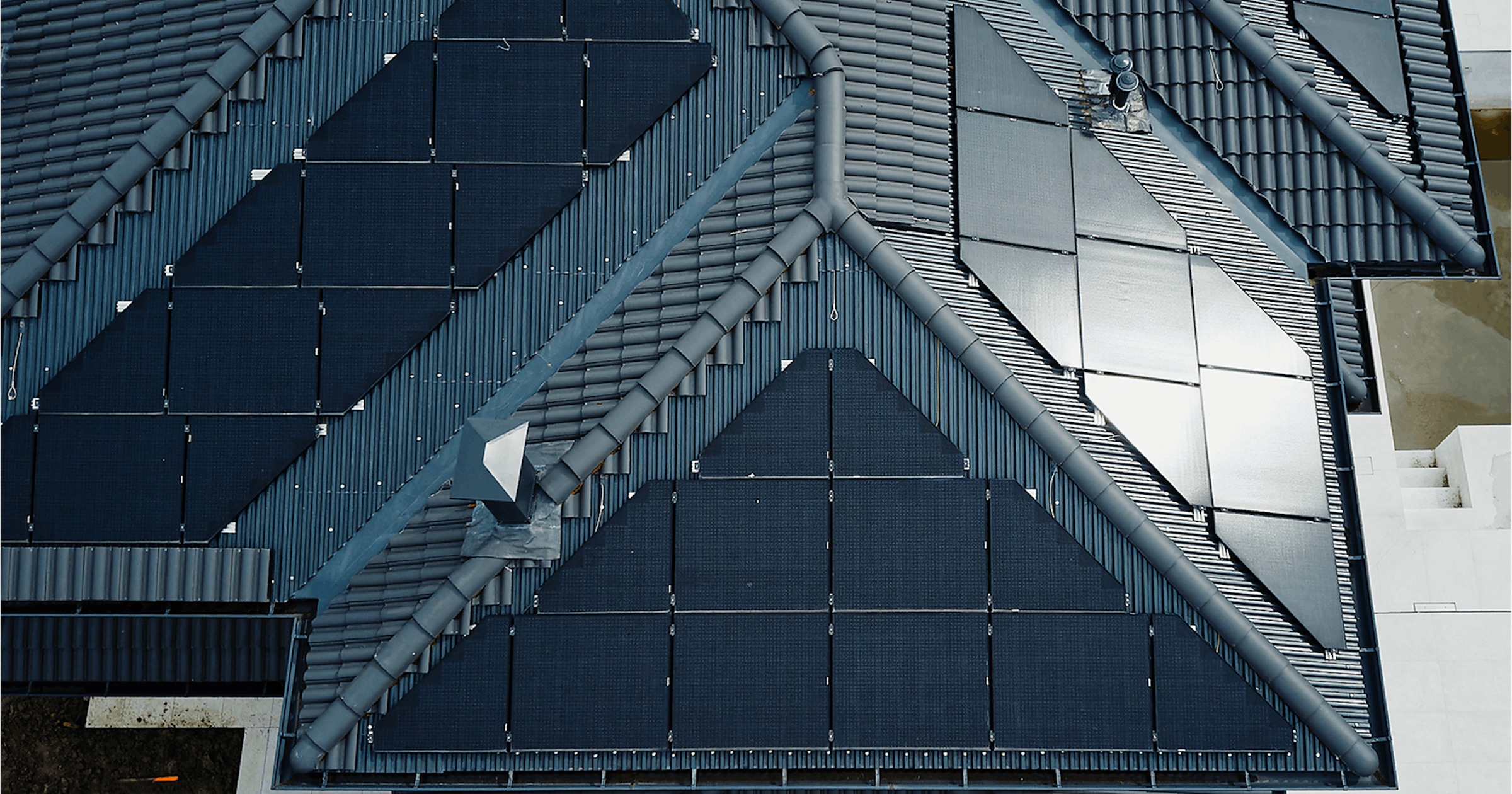 Il tetto presentava geometrie complesse, con falde asimmetriche e superfici irregolari. Invece di considerarlo un limite, lo abbiamo trasformato in un’opportunità progettuale. Abbiamo scelto una configurazione modulare che unisse estetica, funzionalità e potenza.