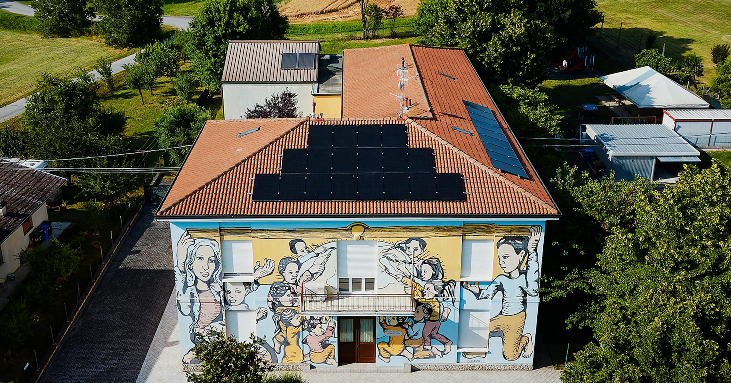 La Scuola d’infanzia di Quarantoli investe in un impianto fotovoltaico con accumulo: 11,88 kWp di energia pulita, risparmio e valore per la comunità.