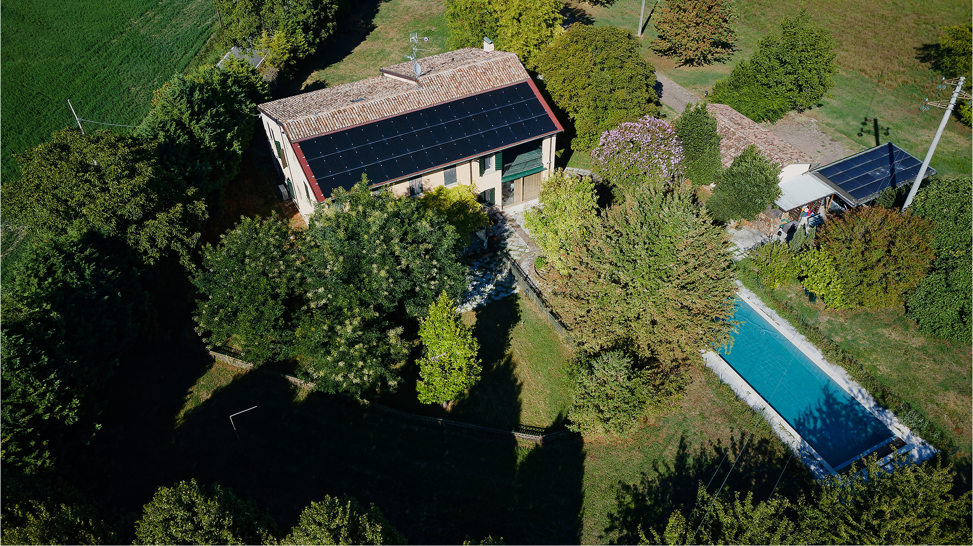 Due sistemi indipendenti, dimensionati in base ai consumi reali, con accumuli proporzionati per sfruttare al massimo l’energia solare. Il risultato? Autonomia, risparmio e impatto ambientale positivo, grazie a una progettazione su misura che ha valorizzato ogni dettaglio.