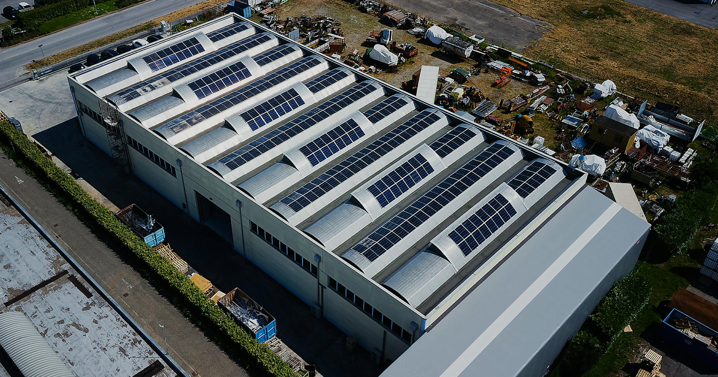 Metalcut sceglie Virides per un impianto fotovoltaico su misura: riduzione dei costi energetici, risparmio di CO₂ e massima efficienza per il futuro sostenibile.
