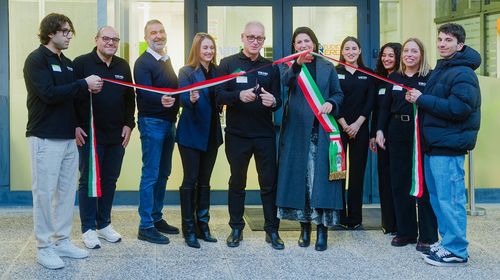 Inaugurazione nuovo ufficio - taglio del nastro