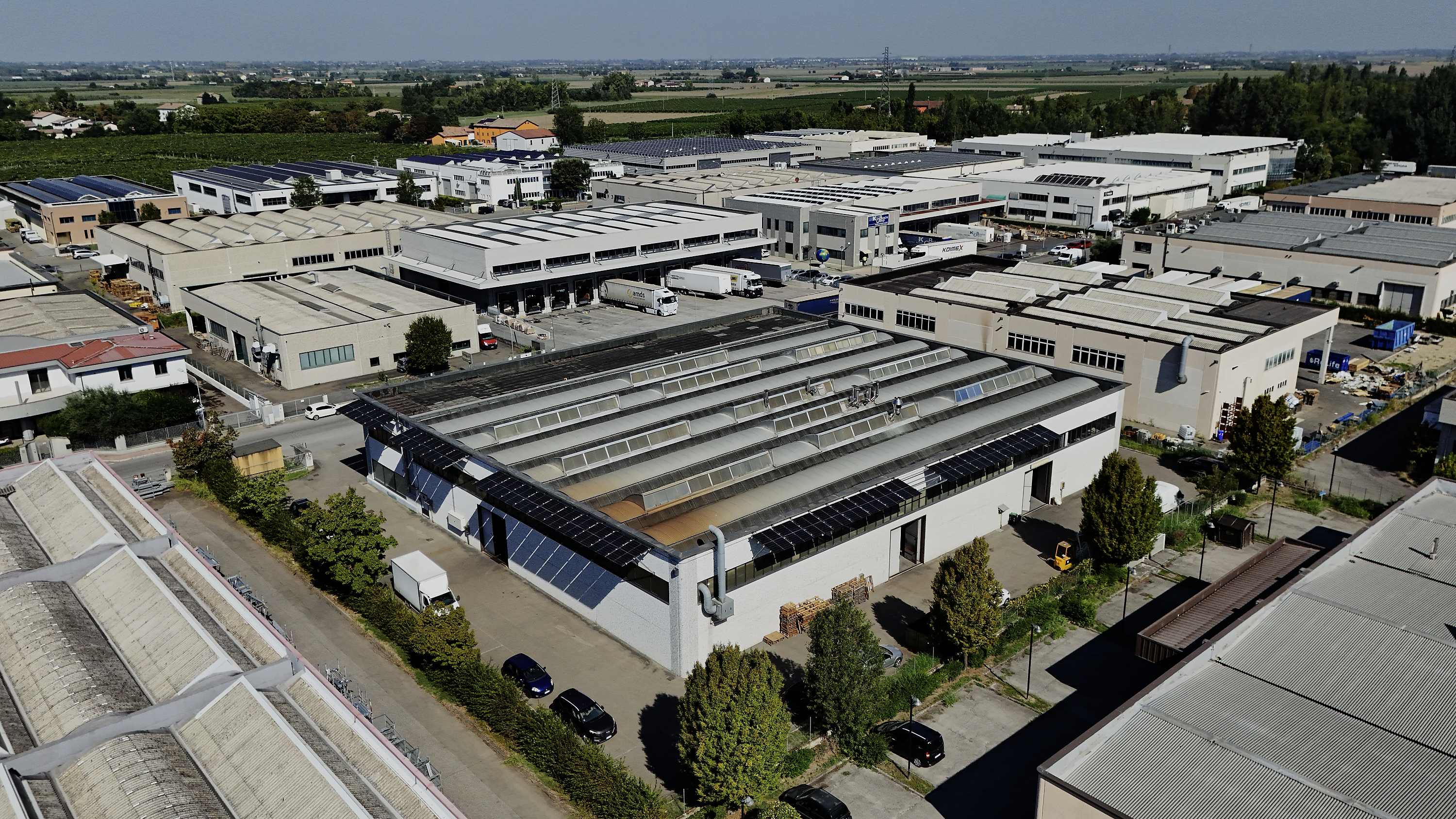 Per Di-Emme Group abbiamo progettato e realizzato un impianto fotovoltaico dal design non convenzionale: una struttura frangisole a parete inclinata di 12°, pensata per integrarsi con l’edificio e al tempo stesso massimizzare la produzione energetica.
