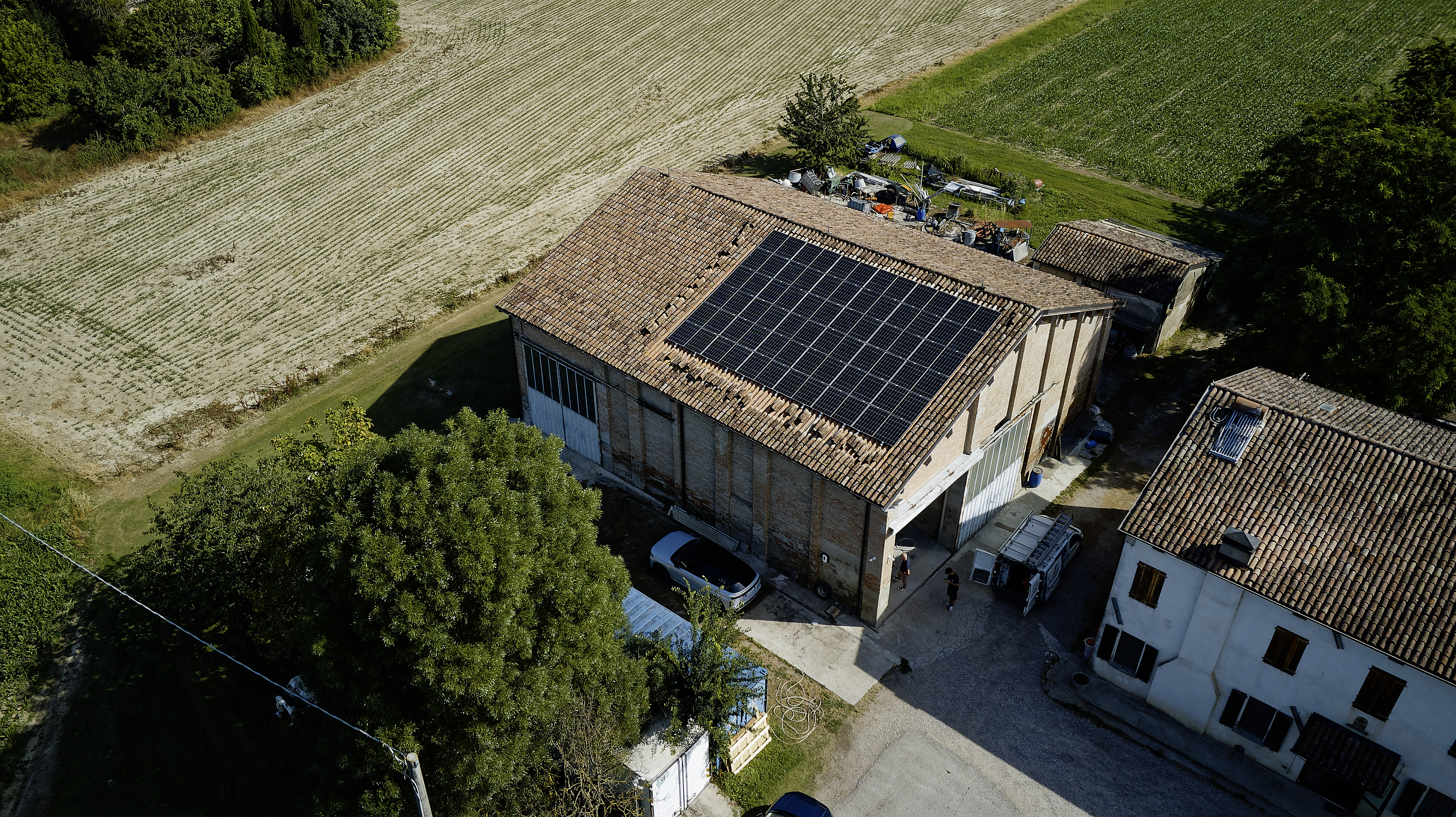 Per questo impianto residenziale sono stati scelti 36 moduli da 450 Wp della Tongwei Solar per un totale di 16,20 kWp di potenza e l'impianto è stato abbinato a 15,20 kWh di accumulo.