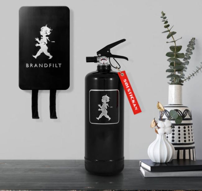 Svart slökkvitæki á borði og svart eldvarnateppi á vegg.