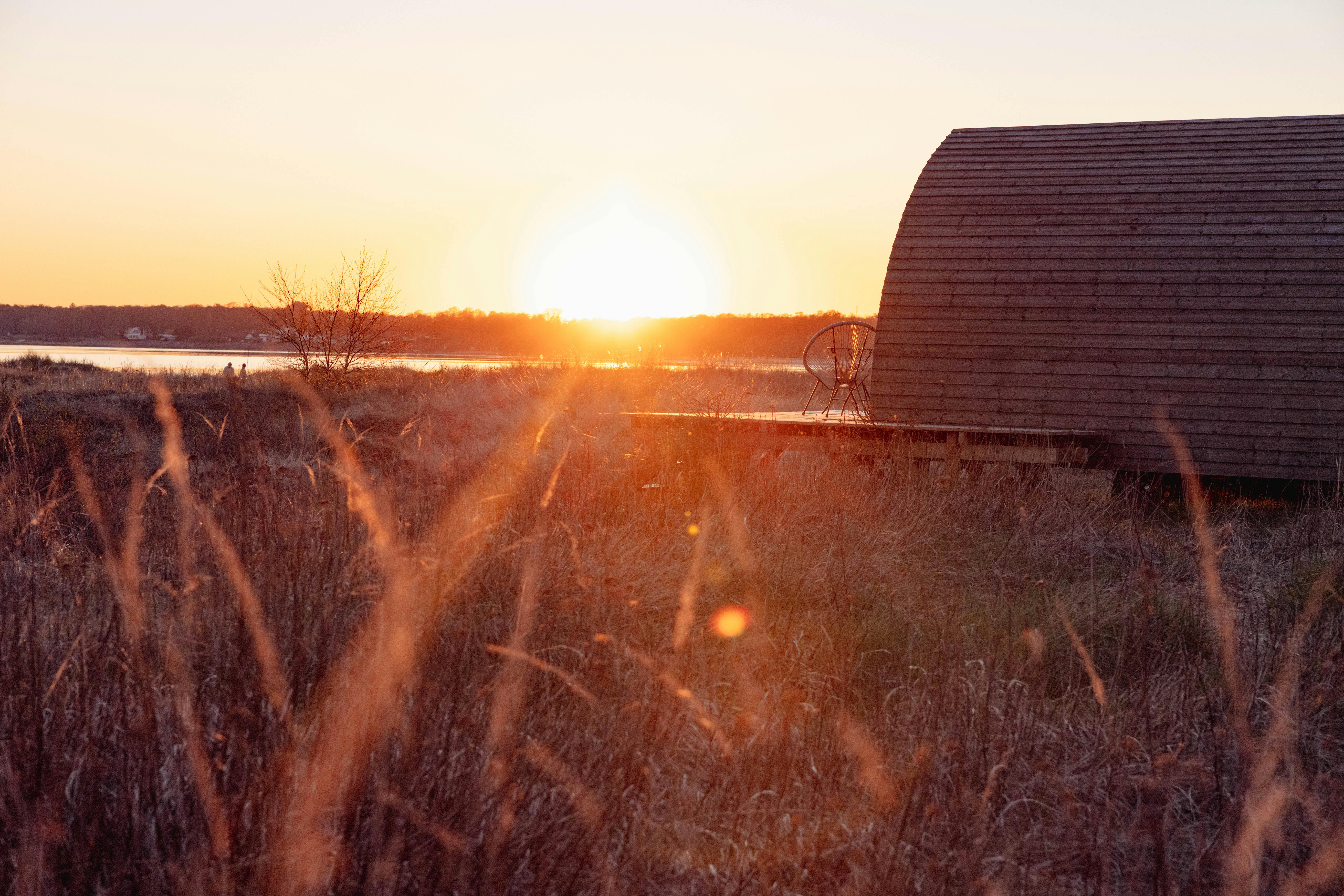 Wunderschönes Holzhäuschen am Meer mit Abendsonne.