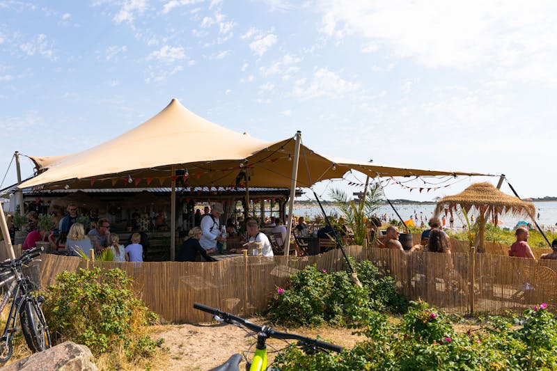 På Brittas strandveranda har uteservering mitt på stranden.