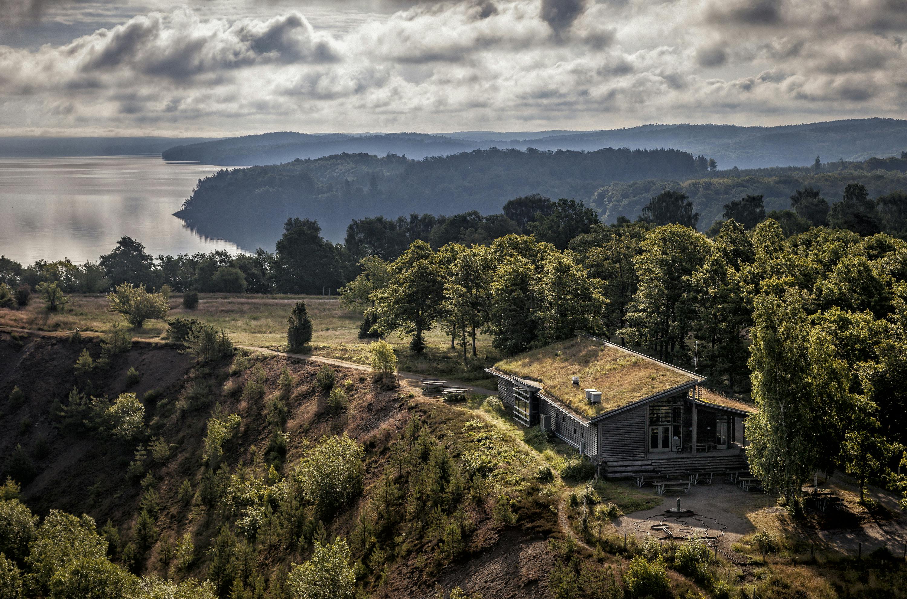 Naturum Fjärås Bräcka ligger på höjden med utsikt över kungsbackafjorden.