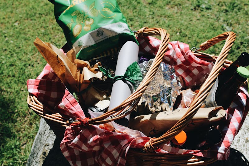 En picknickkorg fylld med godsaker från Öströö fårfarm.