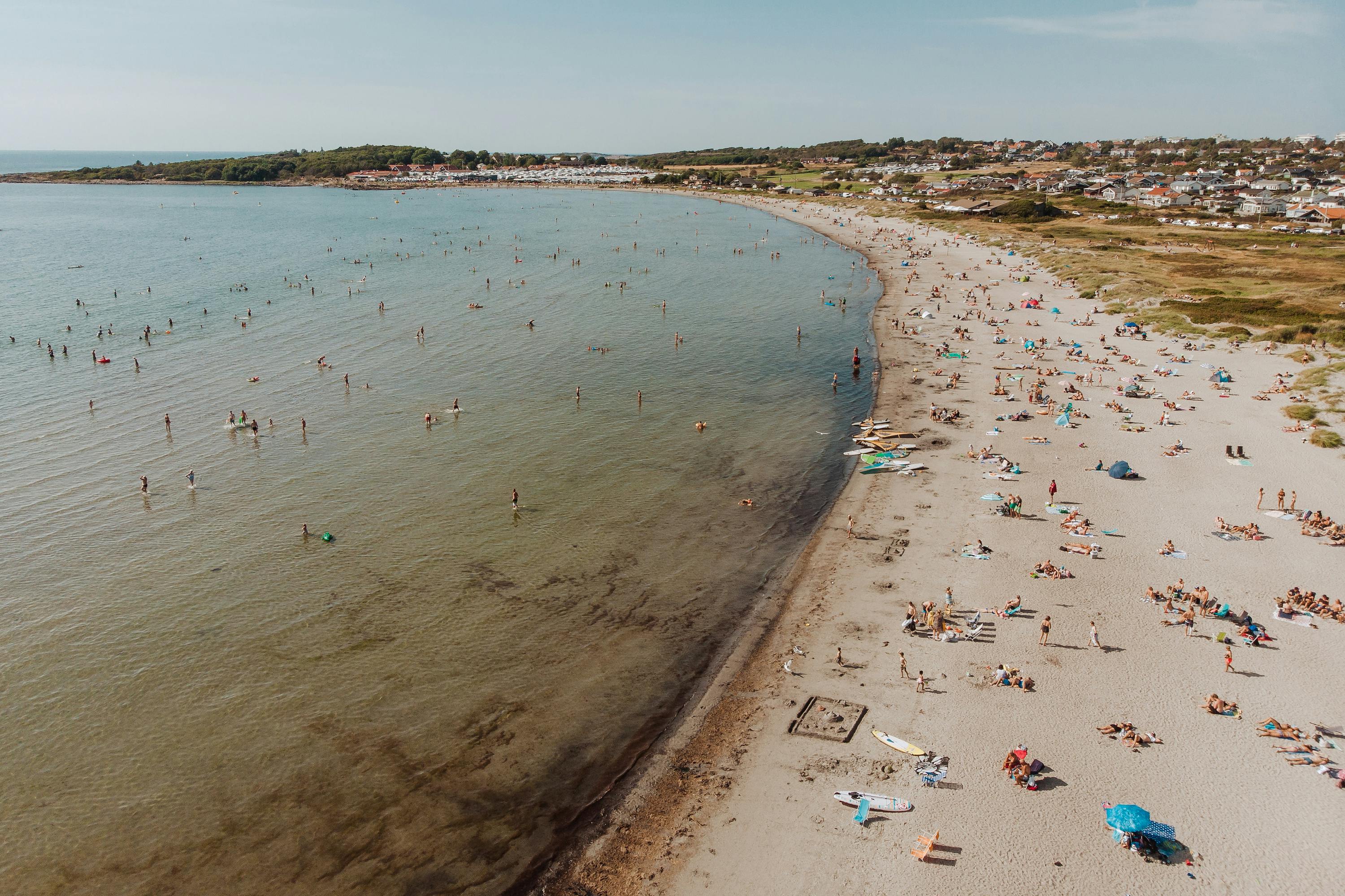 Apelviken strand är fylld av badglada människor