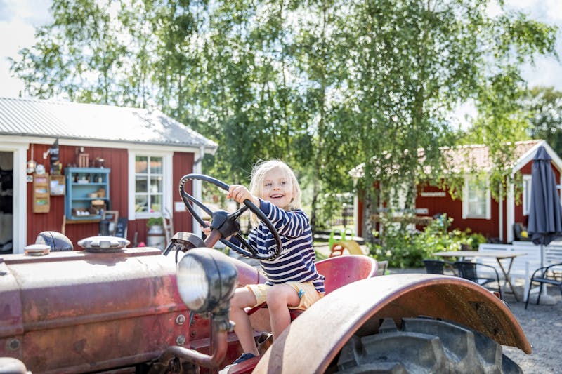 Gunnagård i Falkenberg, barn sitter på traktor