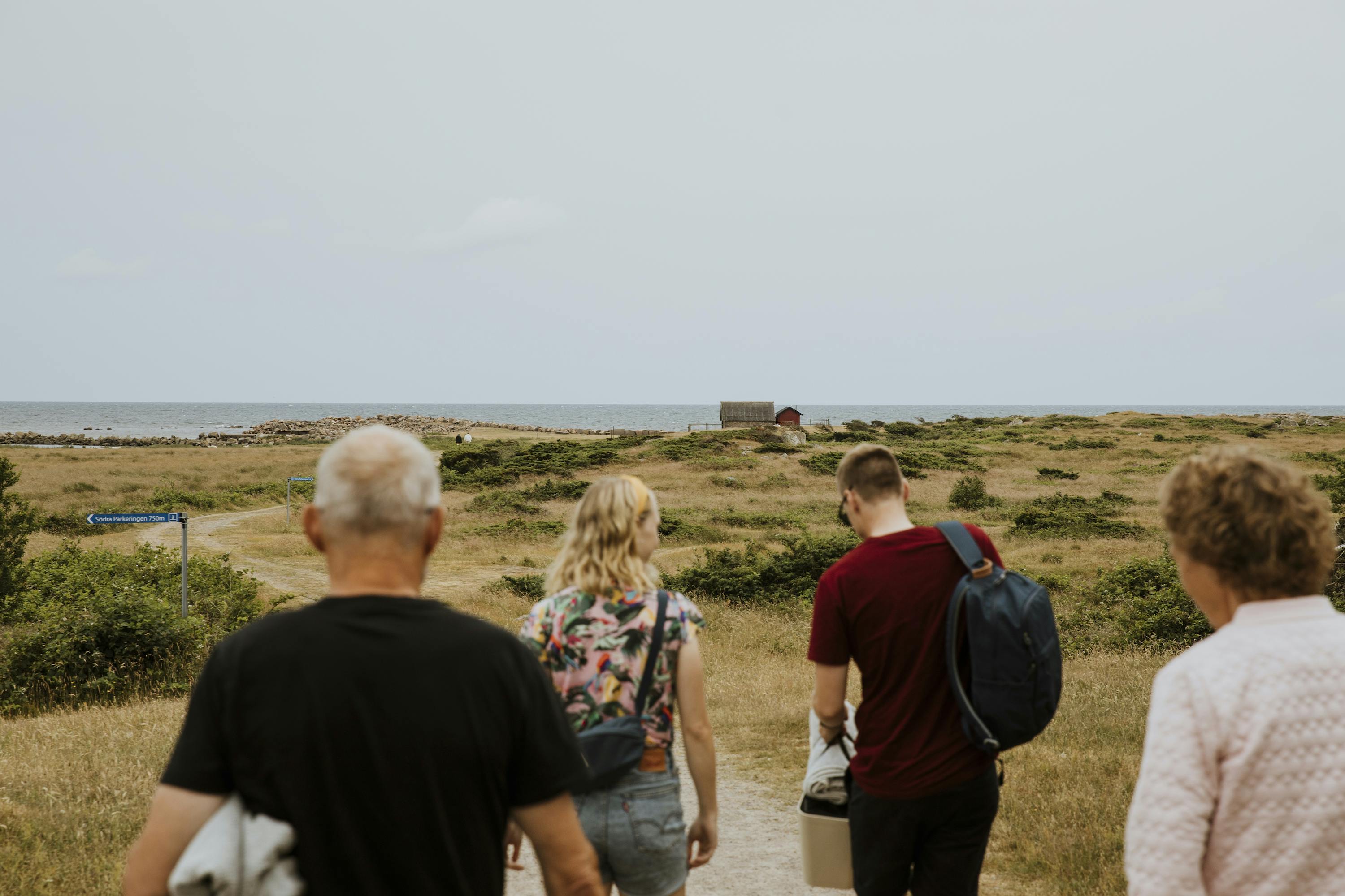 Ett gäng vandrar vid Grimsholmen som ligger precis vid havet