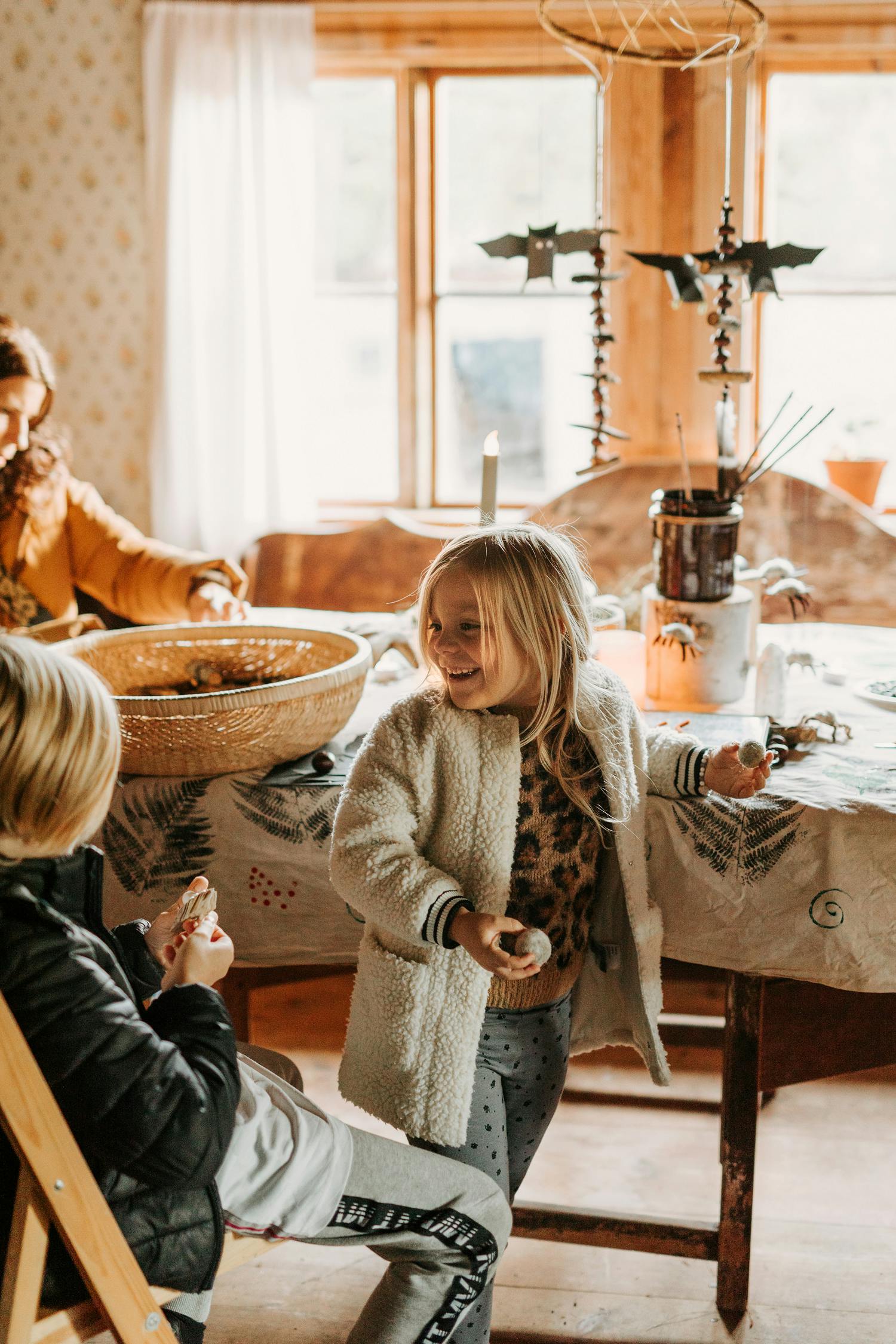 Barn leker i Äskhults by, Halland.