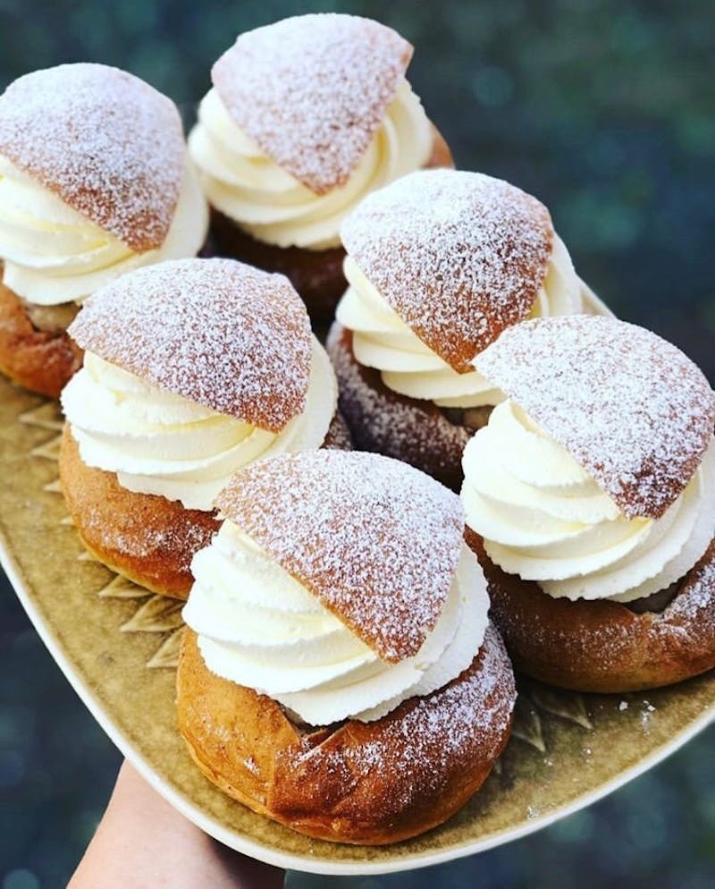 Semlor på ett fat