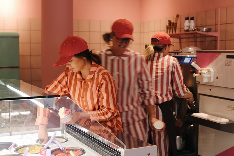 Vägg i vägg med Feldts tivolikiosk ligger Feldts glasskiosk där det serveras hemgjord glass, rån och strössel på ekologiska råvaror.