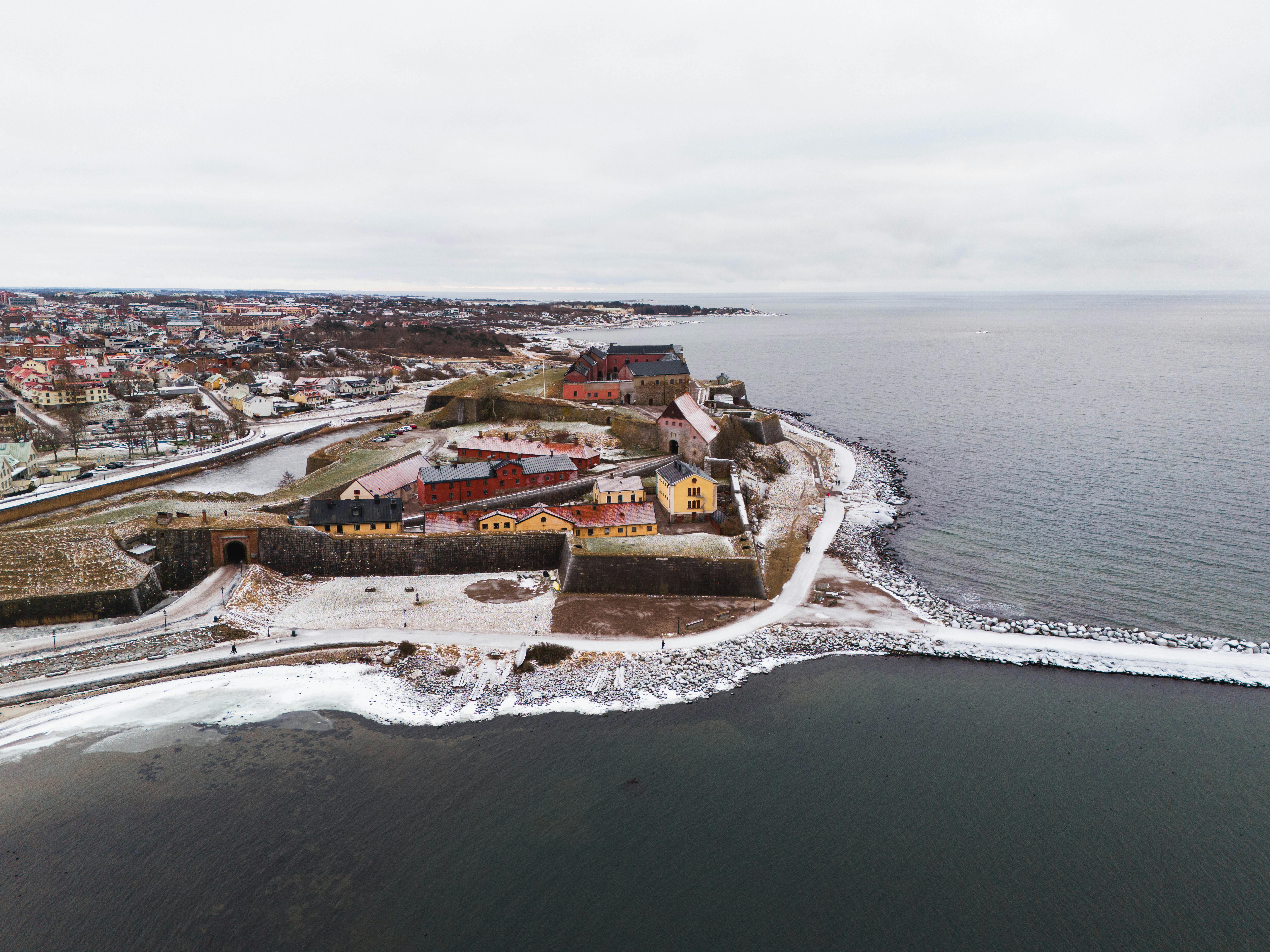 Die Festung Varberg im Winter mit etwas Schnee aus der Luft fotografiert.