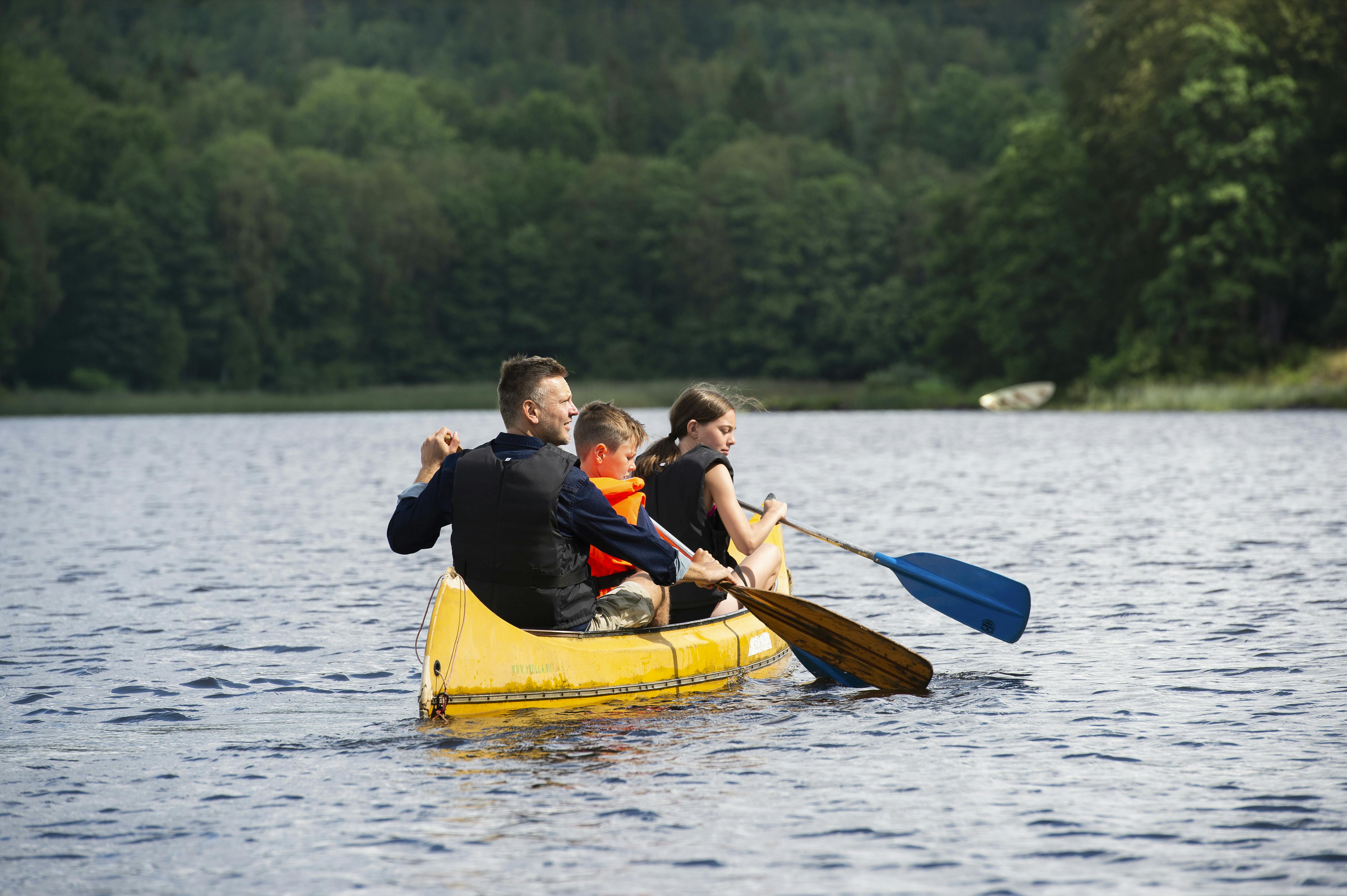En familj paddlar kanot i Halland
