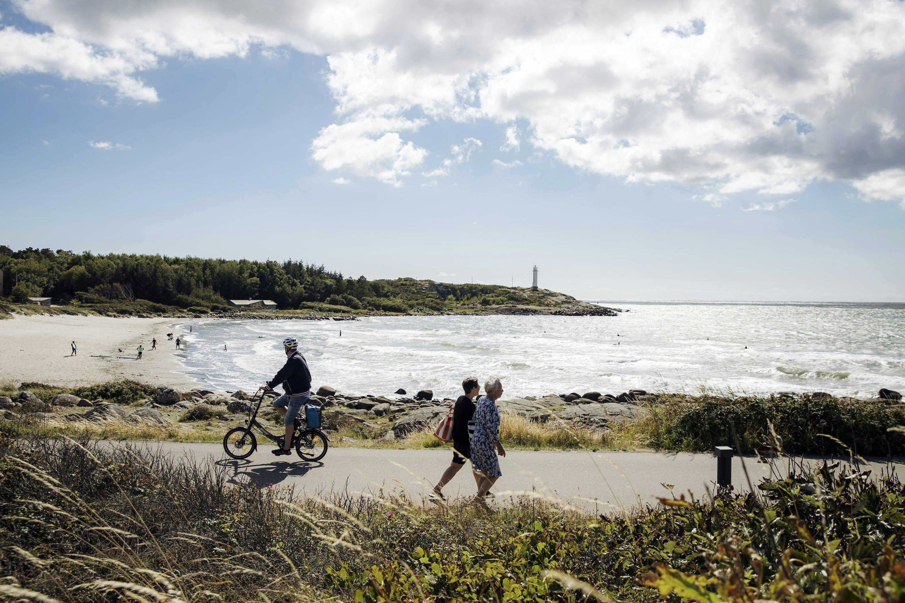 Strandpromenaden i Varberg är ett populärt promenadstråk.