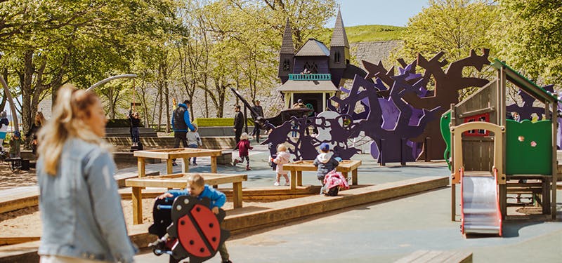 Barn leker på Spööökitetsparken Varberg