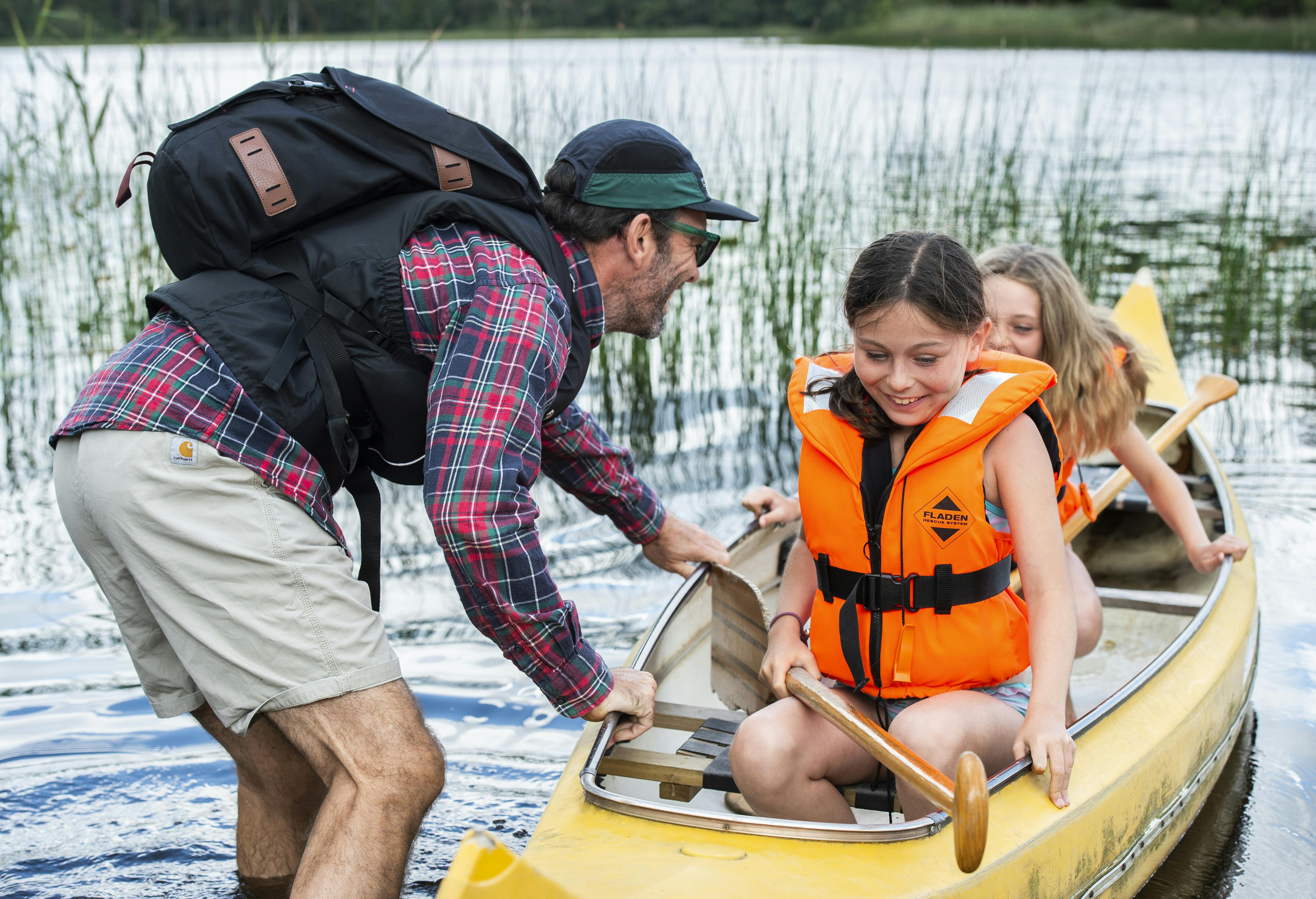 En familj är på väg ut på kanot-ävenyr.