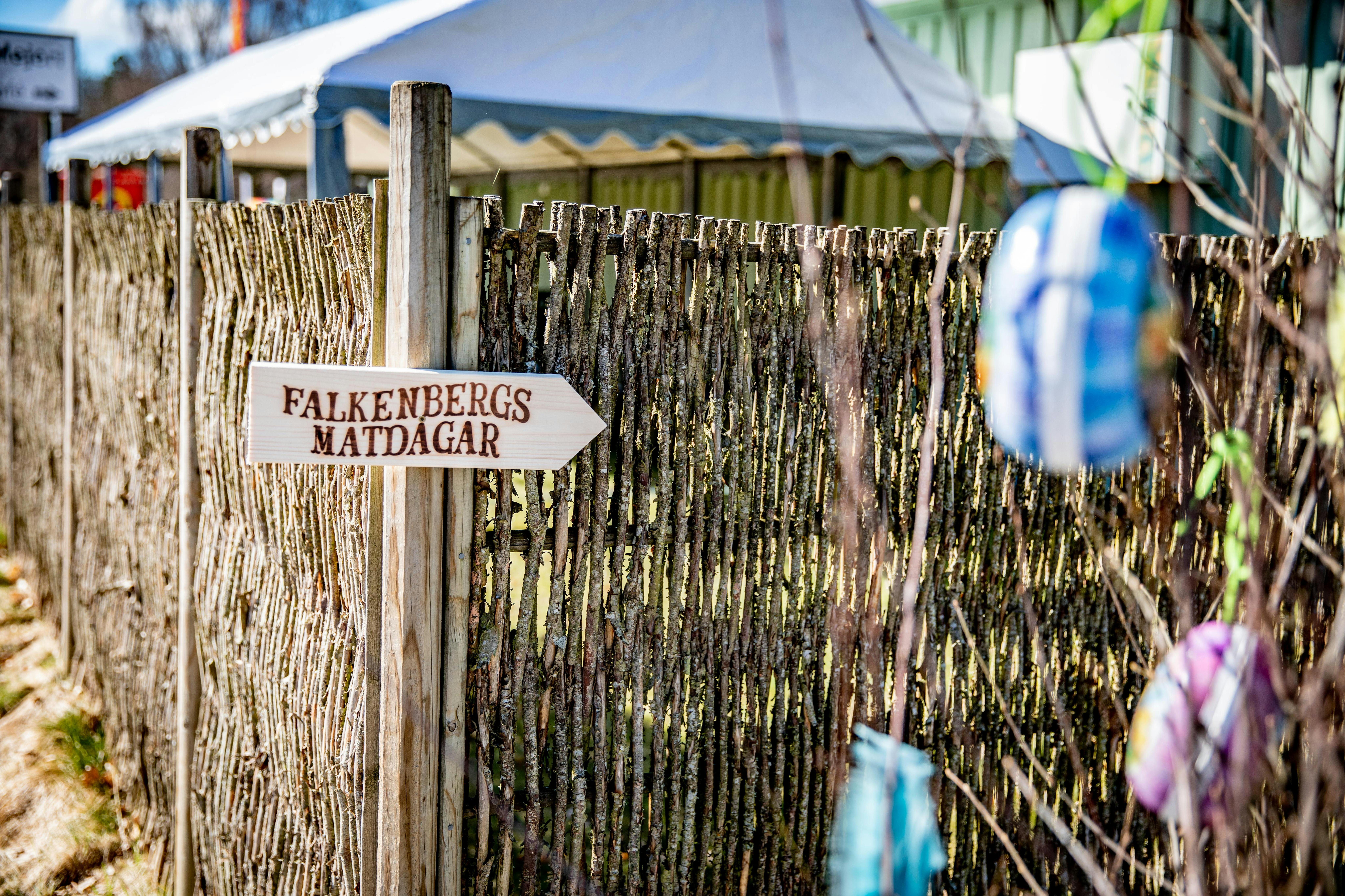 Osterstrauch und Zaun mit Schild mit der Aufschrift „Falkenbergs Food Festival“