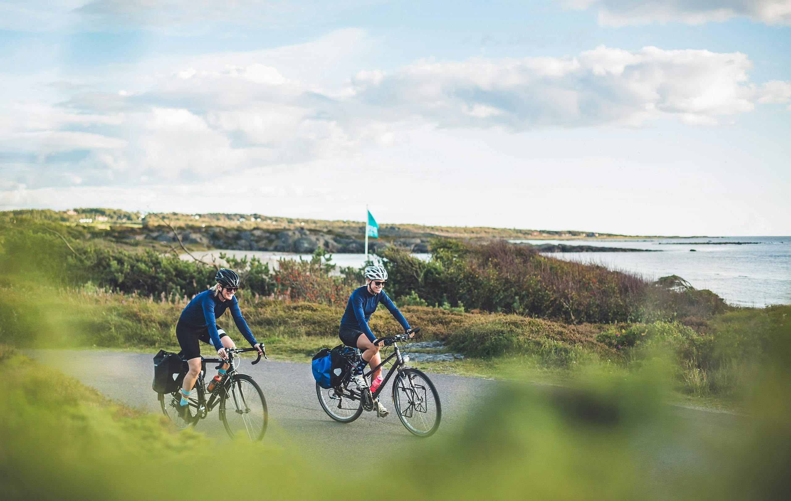 Två personer cyklar Kattegattleden genom Halland.